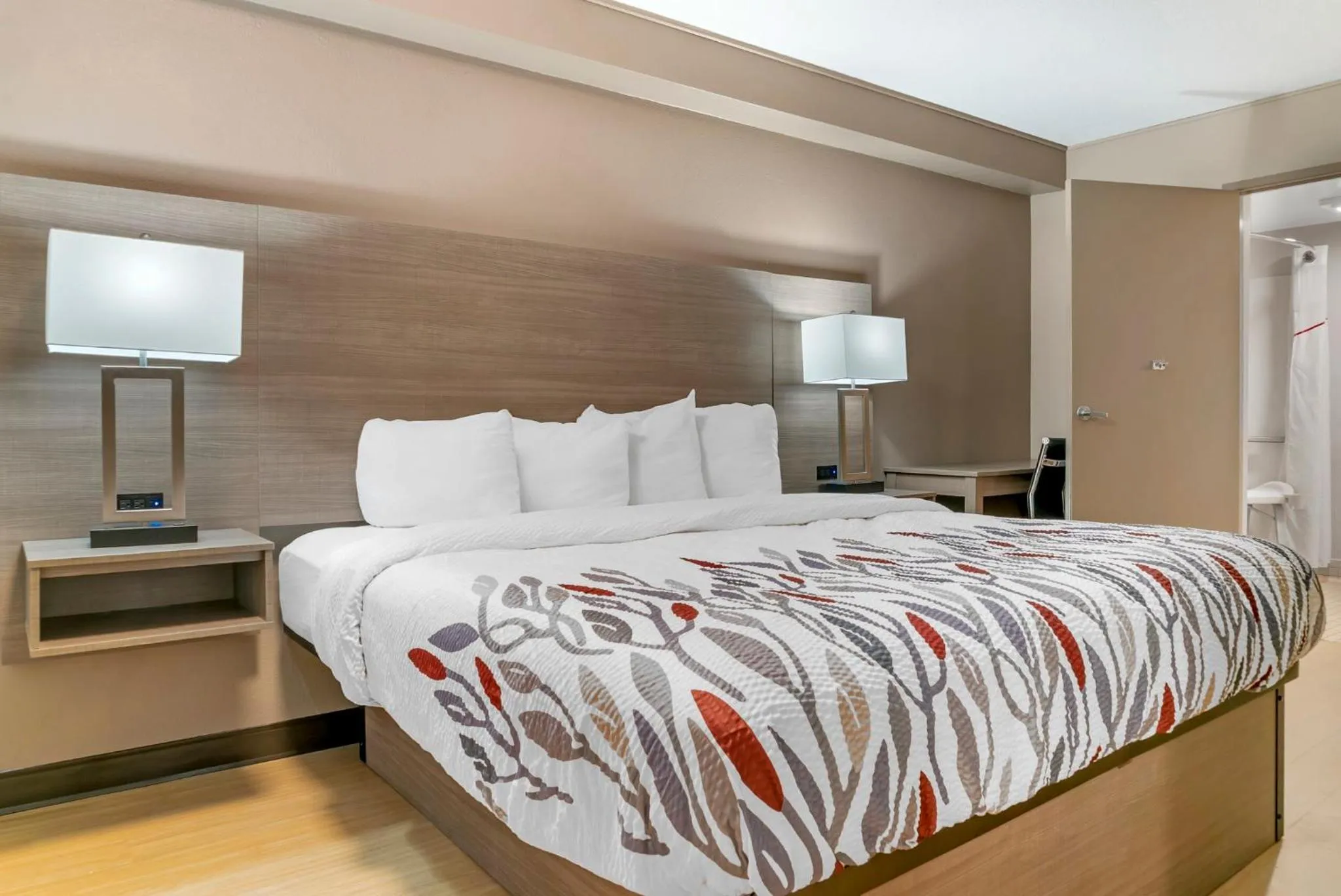 Photo of the whole room, Bed in Red Roof Inn Detroit-Rochester Hills/ Auburn Hills