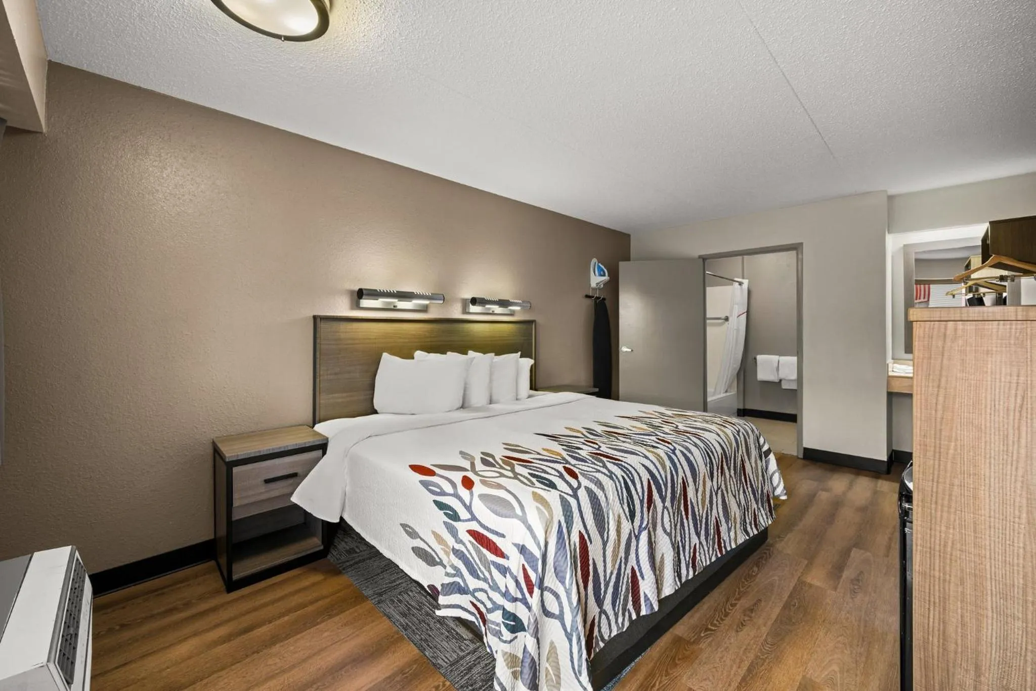 Photo of the whole room, Bed in Red Roof Inn Detroit - Royal Oak/Madison Heights