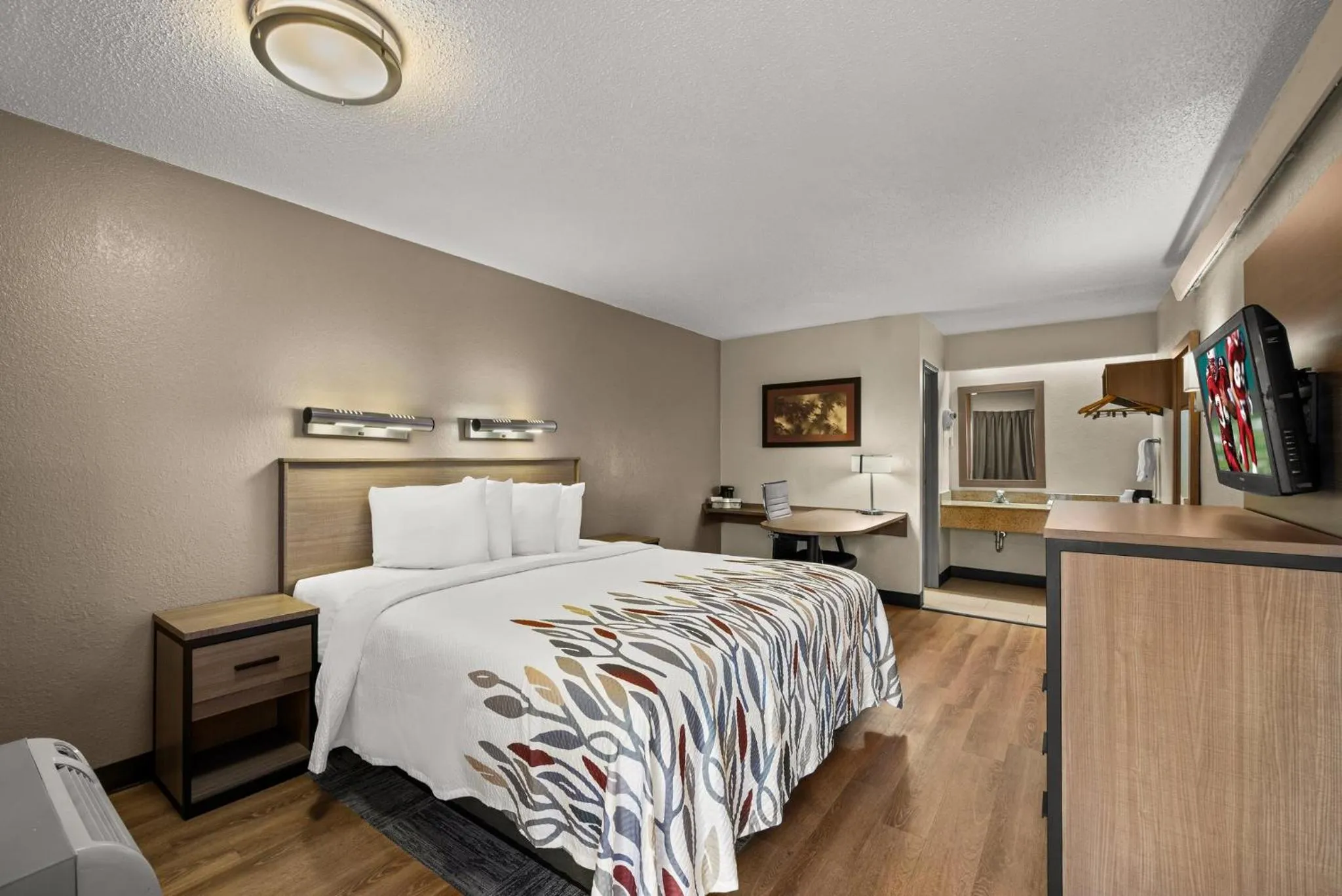 Photo of the whole room, Bed in Red Roof Inn Detroit - Royal Oak/Madison Heights