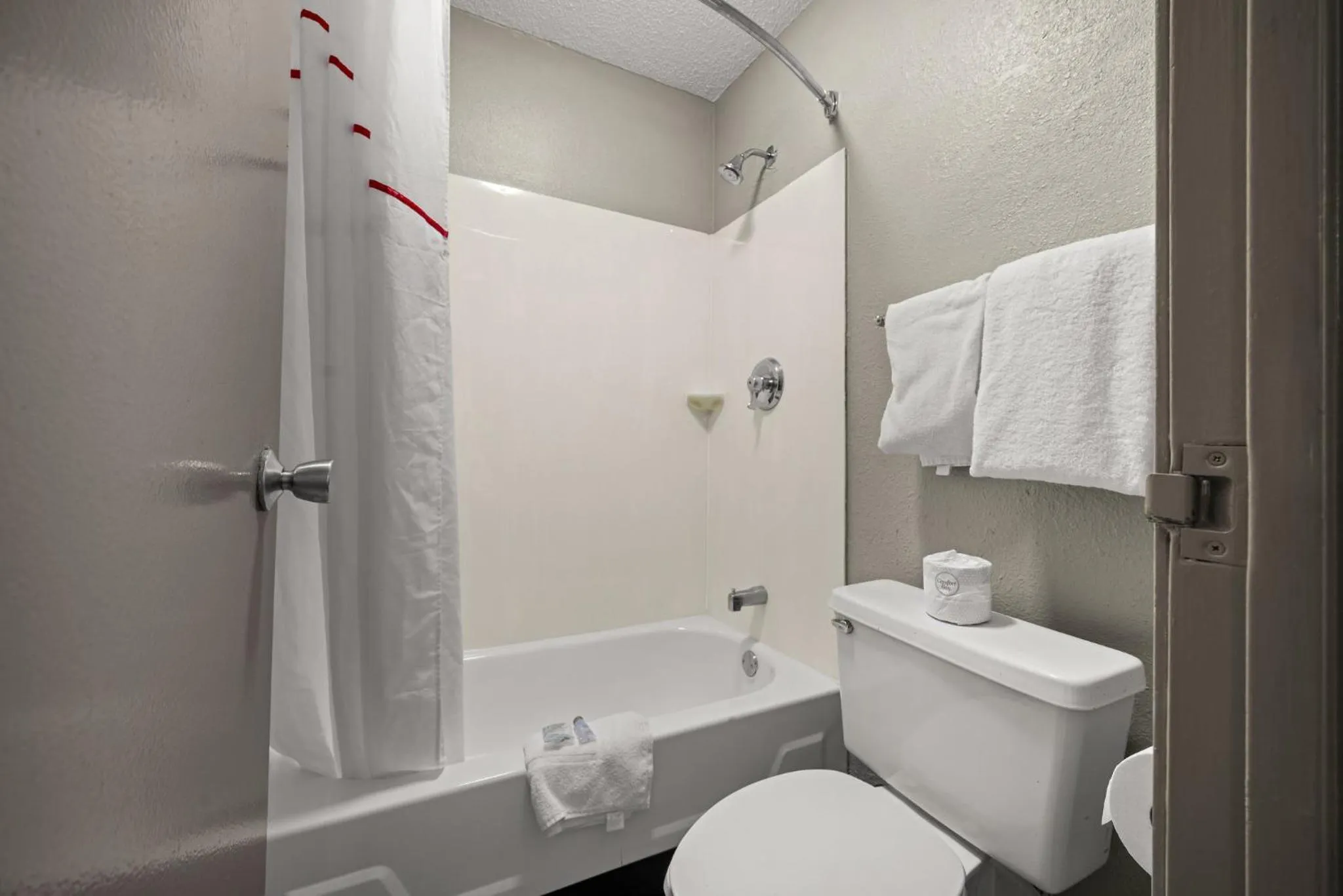 Bathroom in Red Roof Inn Detroit - Royal Oak/Madison Heights