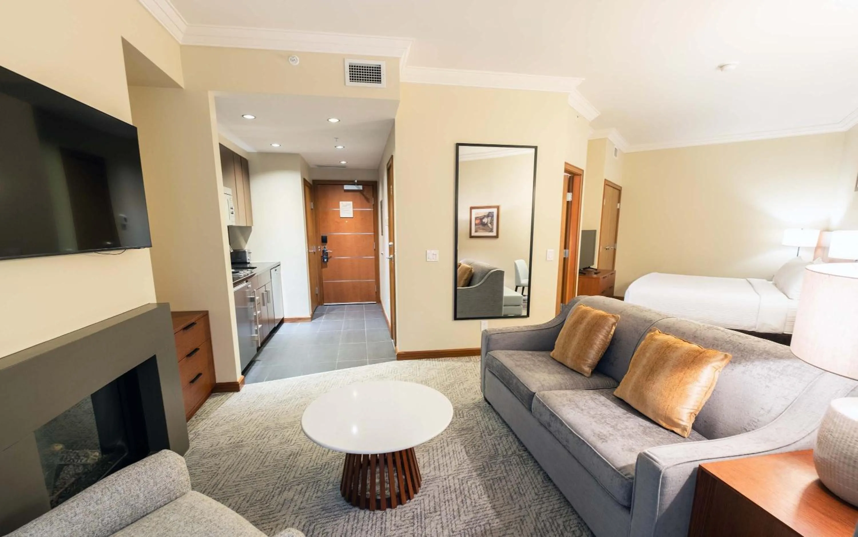 Photo of the whole room, Bed in Sutton Place Hotel Revelstoke Mountain Resort