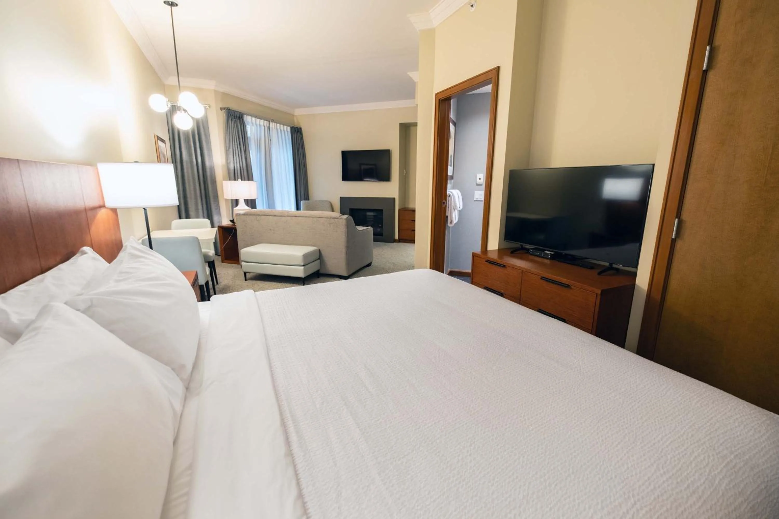 Photo of the whole room, Bed in Sutton Place Hotel Revelstoke Mountain Resort