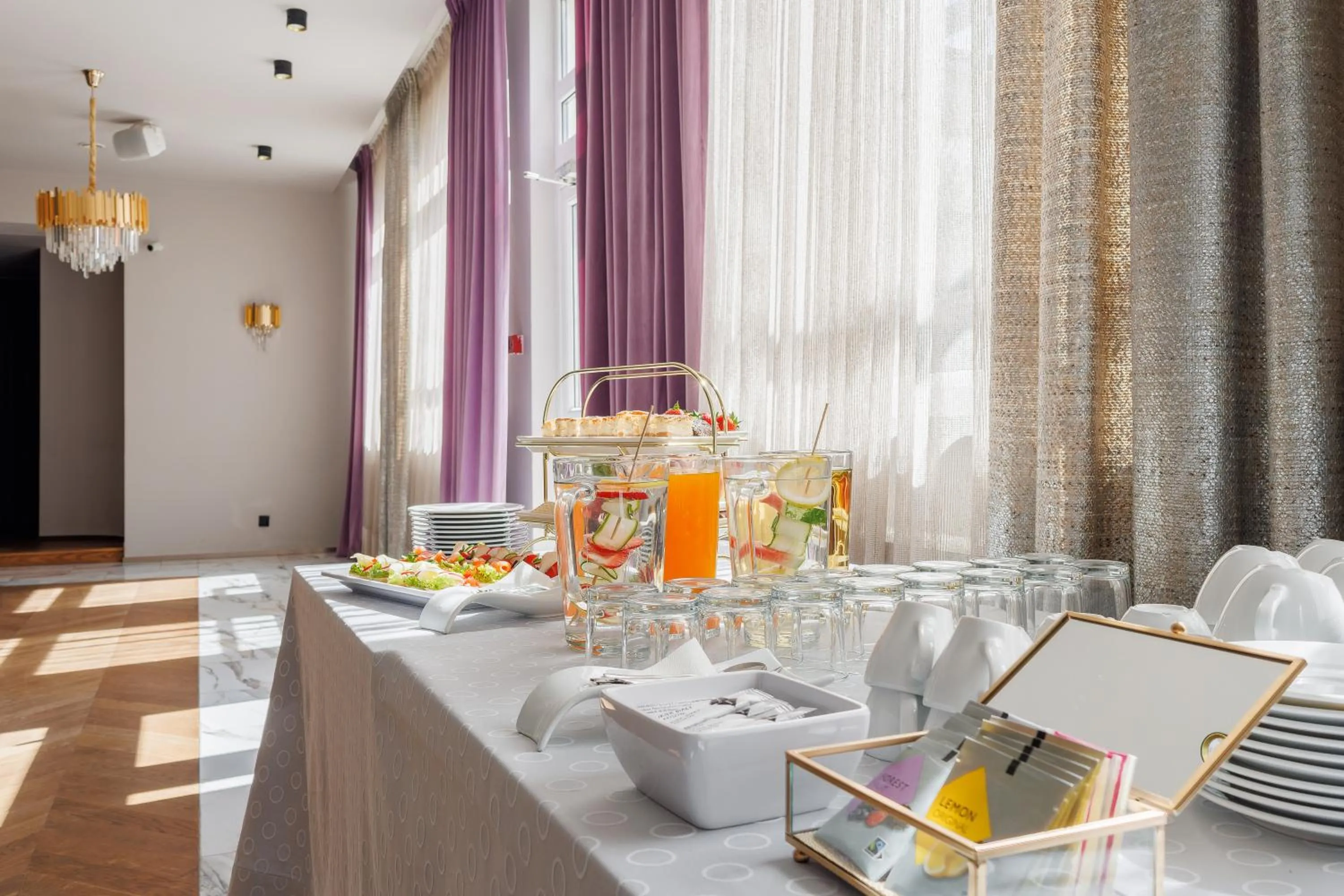 Restaurant/places to eat in Hotel Cristal Park