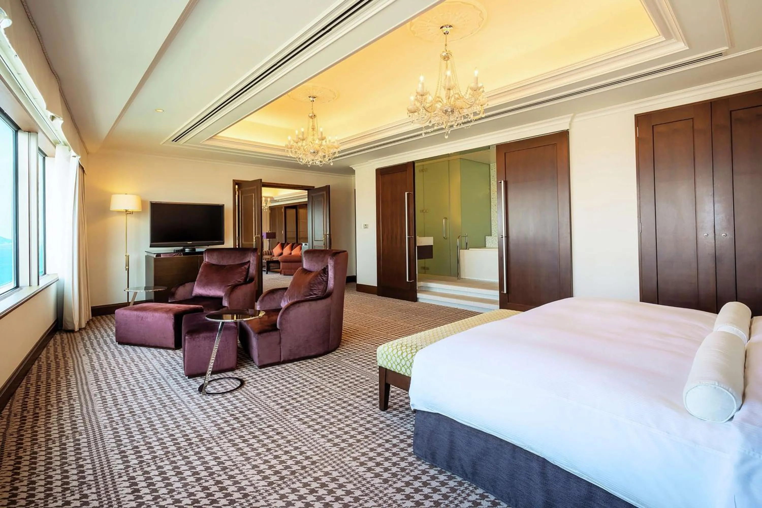 Living room, Bed in Hilton Fukuoka Sea Hawk