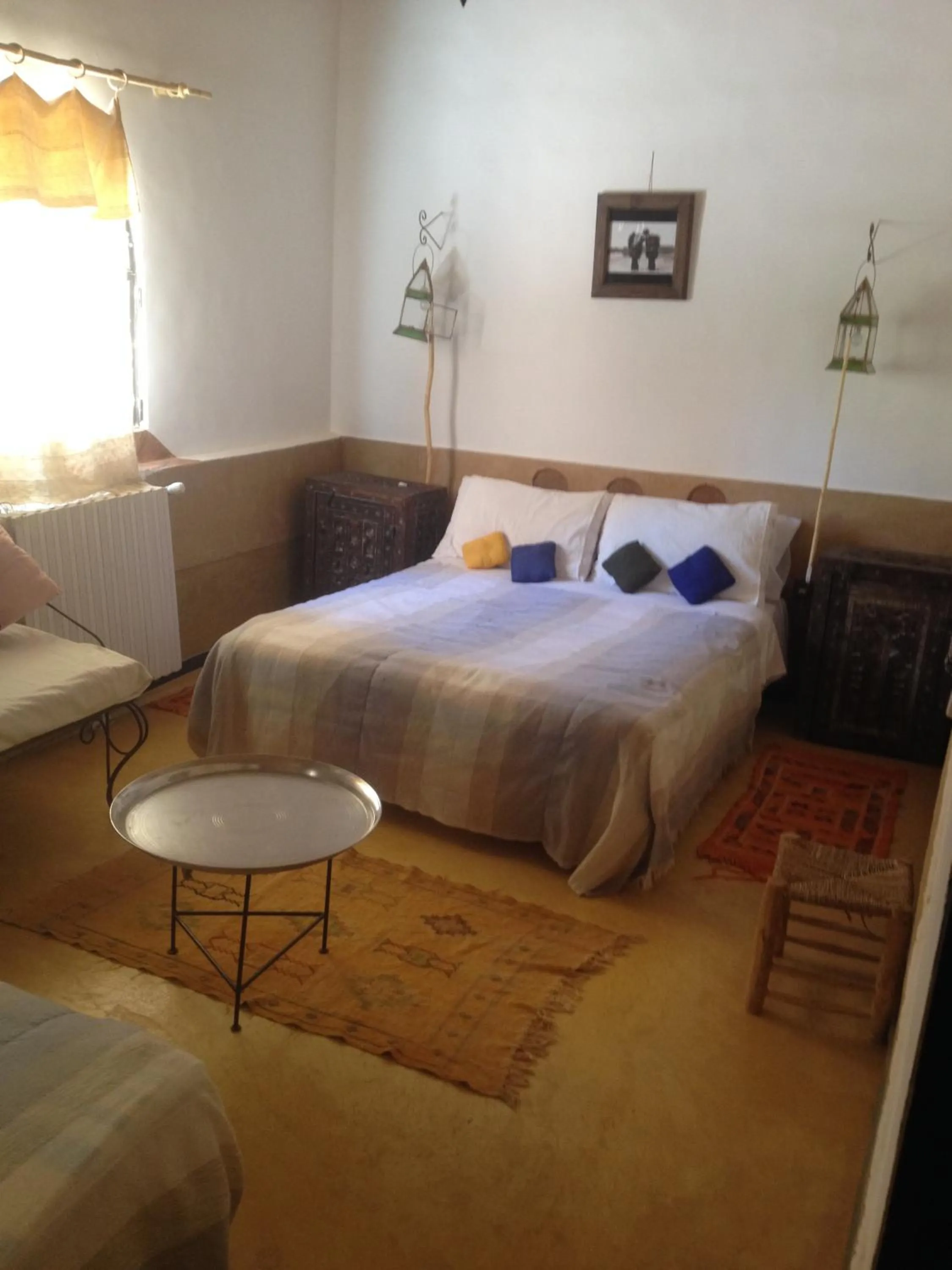 Communal lounge/ TV room, Bed in Riad Des Vieilles Charrues