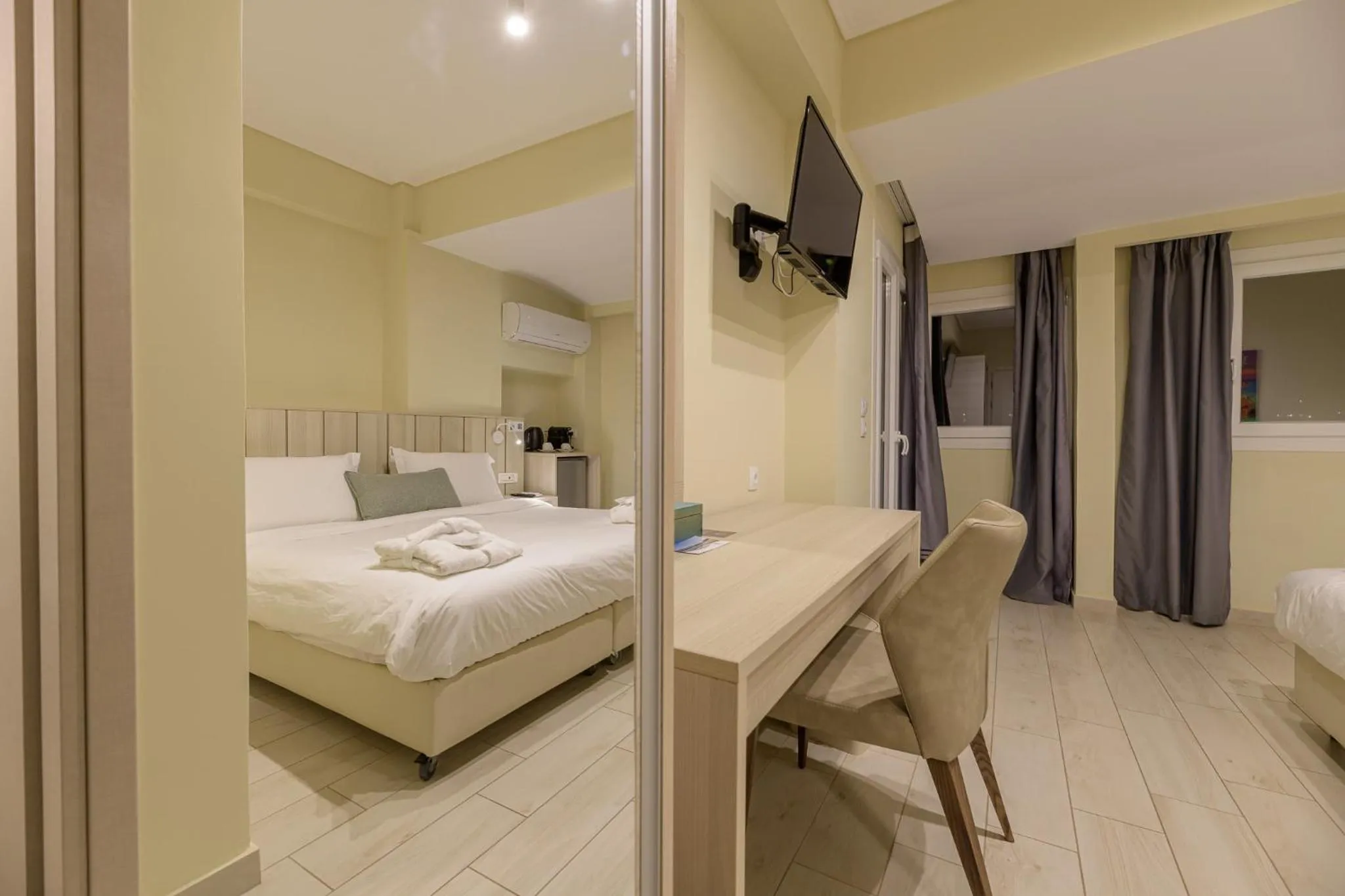 Photo of the whole room, Bed in Iakinthos, Tsilivi Beach