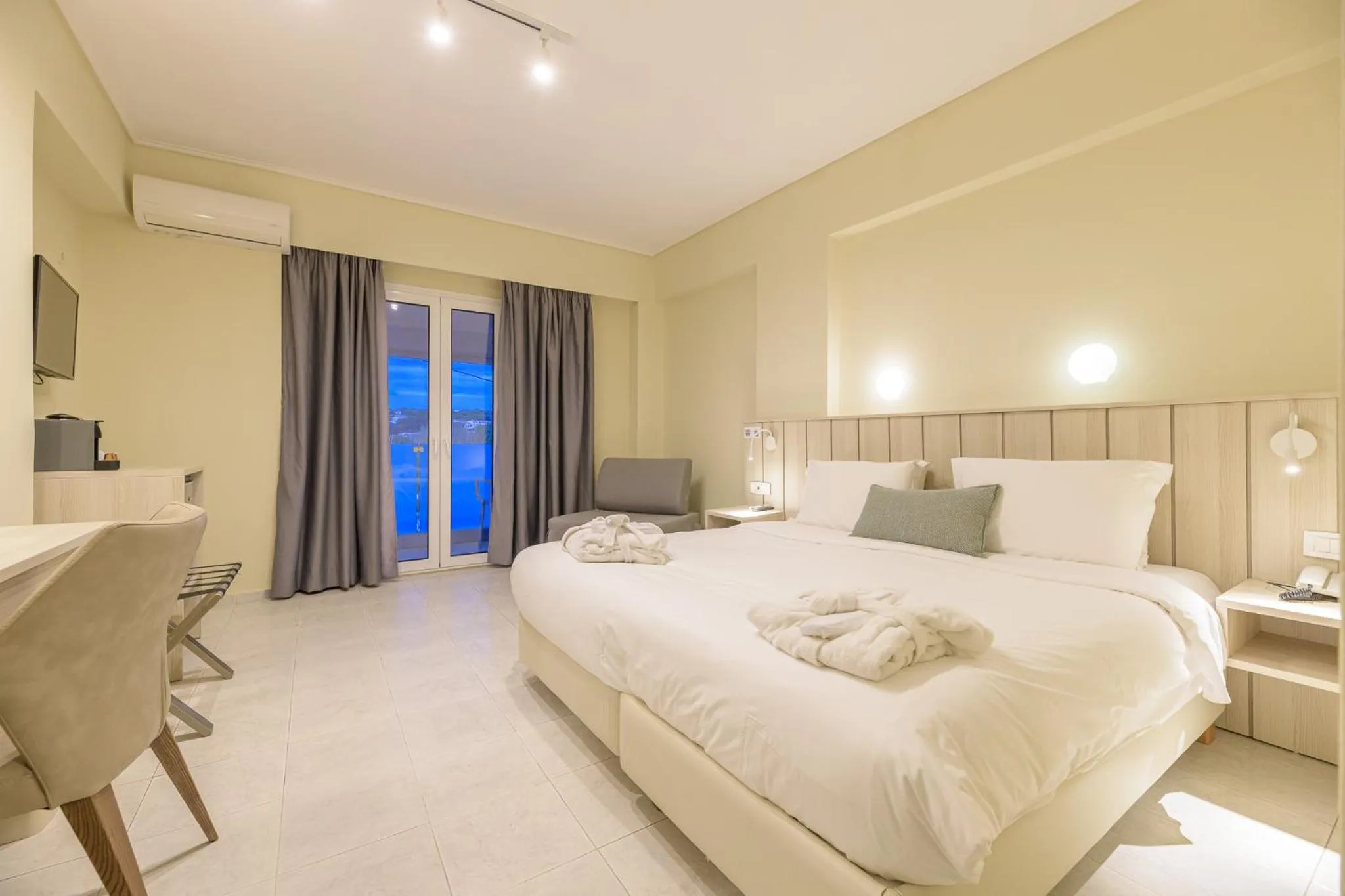 Photo of the whole room, Bed in Iakinthos, Tsilivi Beach