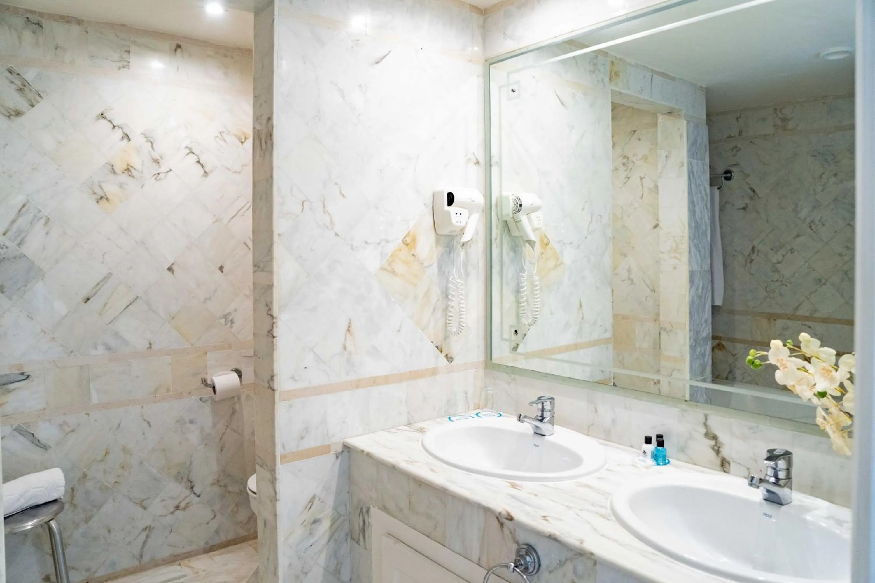 Bathroom in TMK Flora Park by Turismark - Adults Only