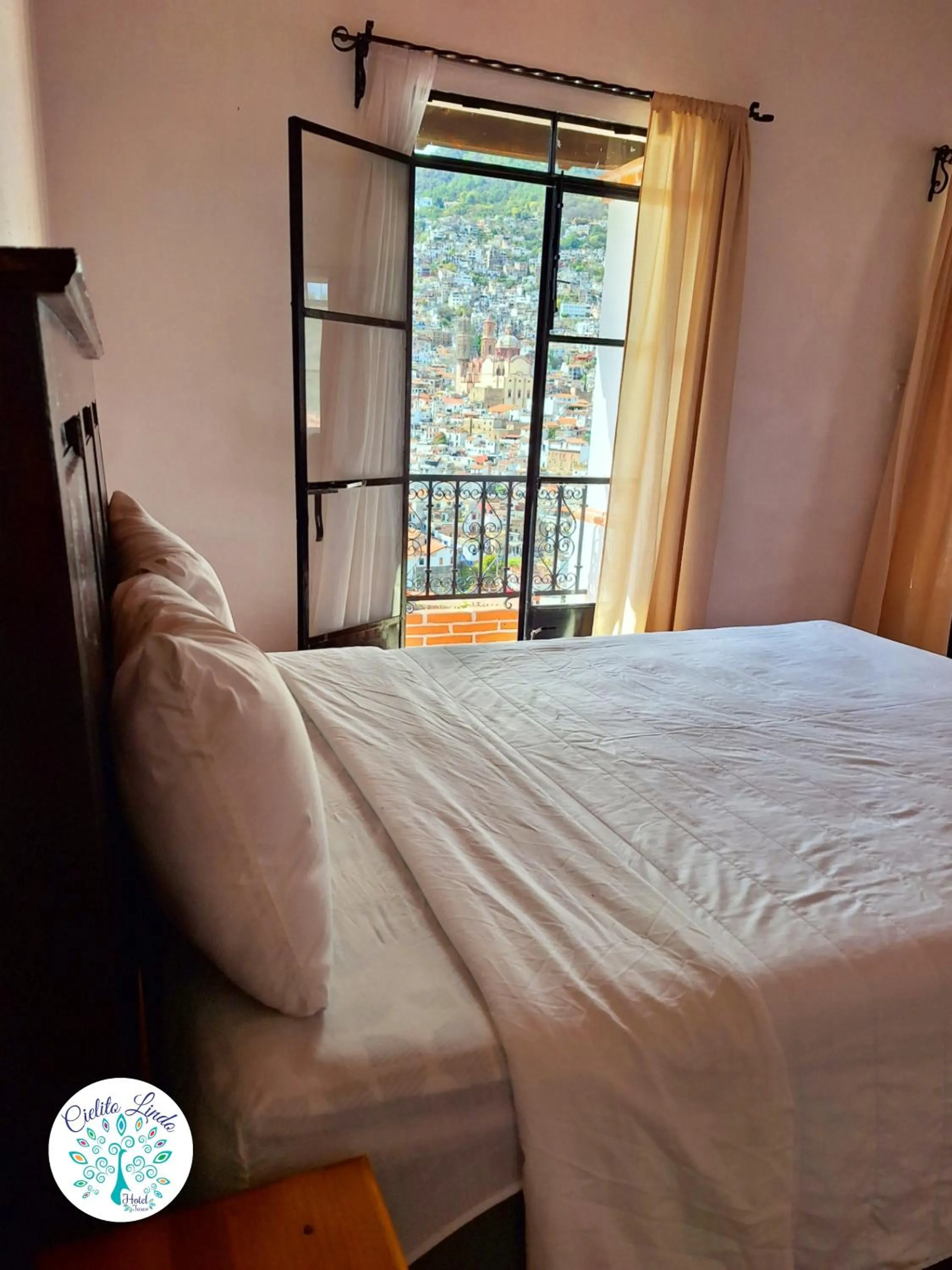 Photo of the whole room, Bed in Hotel Cielito Lindo, Taxco