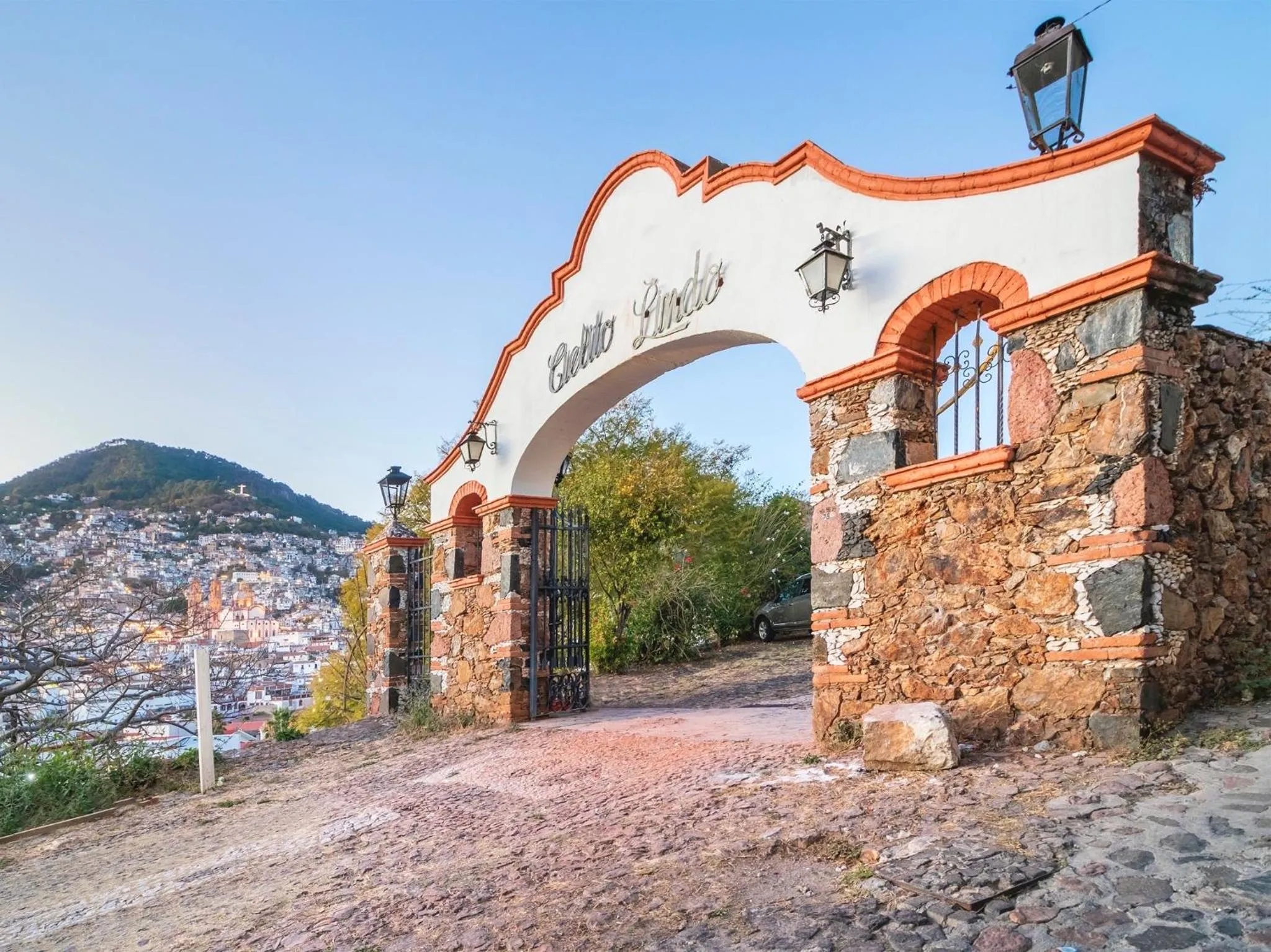 Facade/entrance in Hotel Cielito Lindo, Taxco