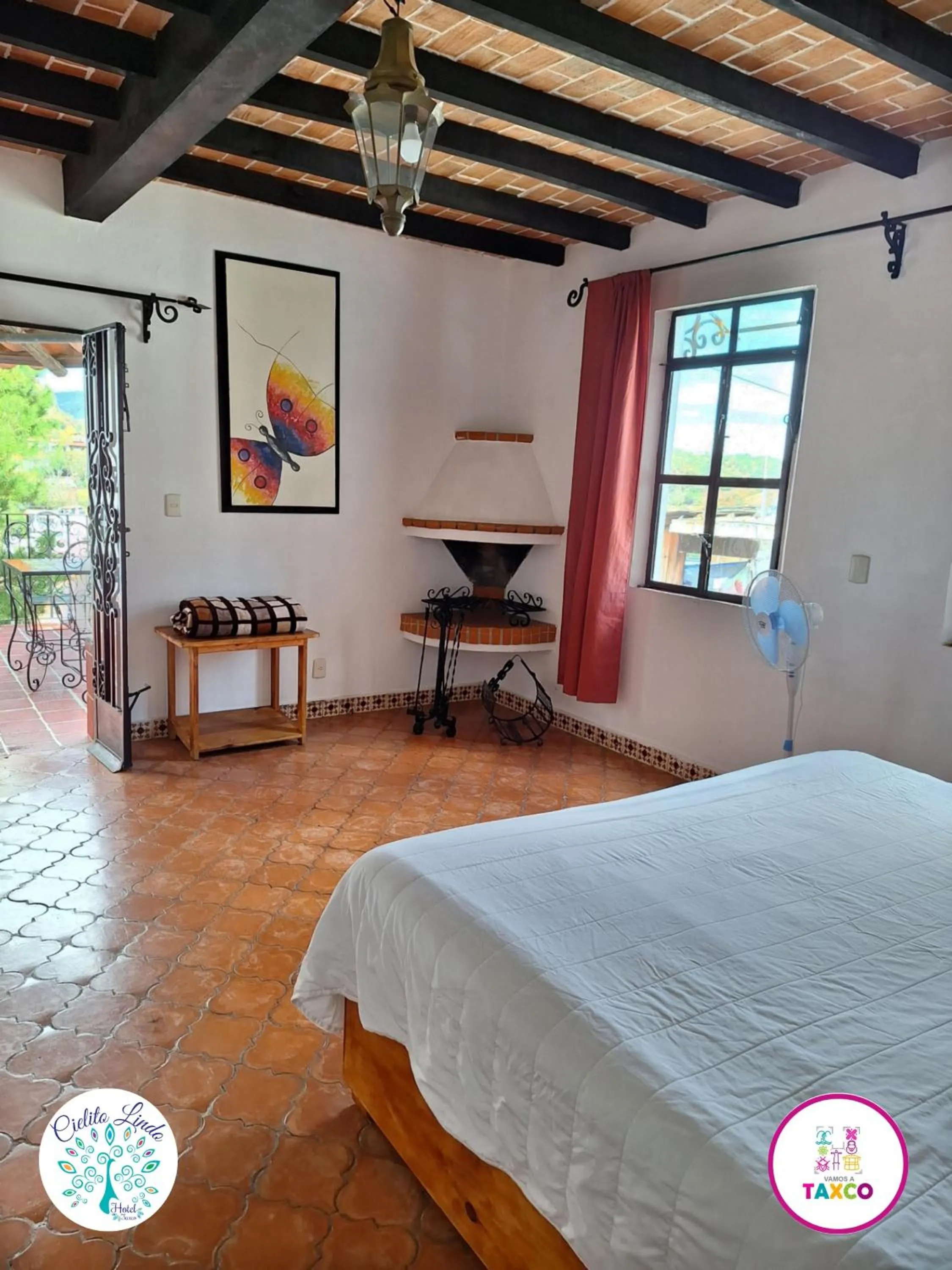 Photo of the whole room, Bed in Hotel Cielito Lindo, Taxco