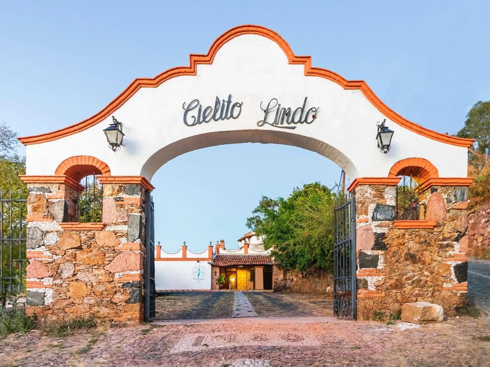 Facade/entrance in Hotel Cielito Lindo, Taxco