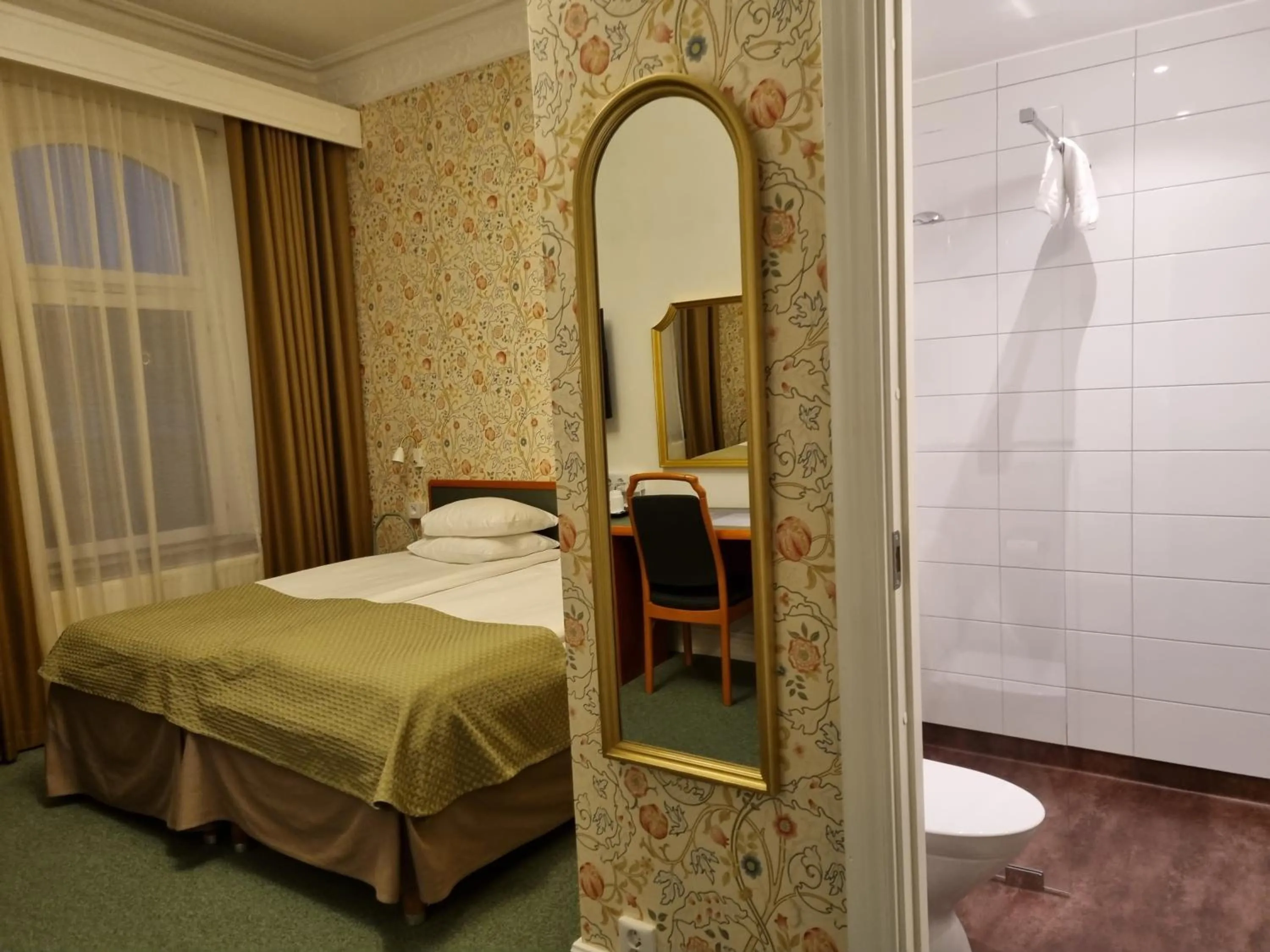 Shower, Bed in Hotel Lorensberg