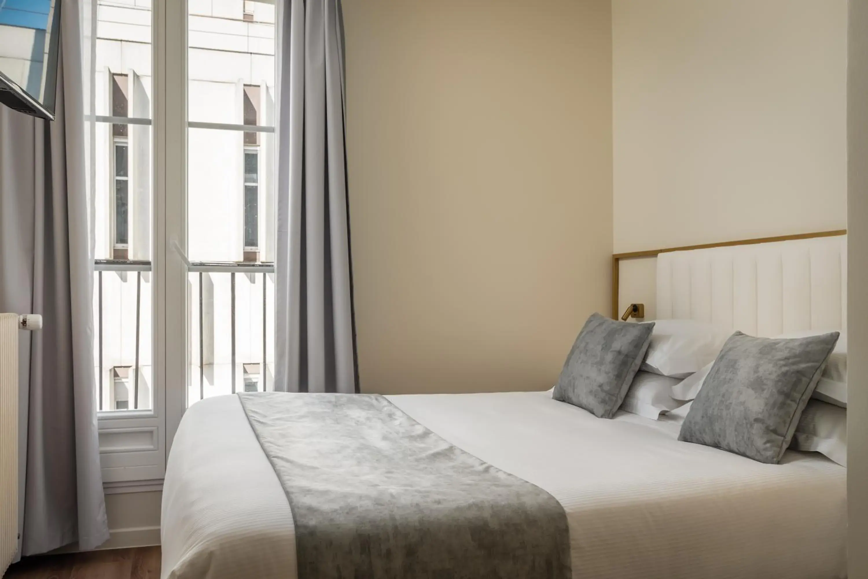 Double Room in Hôtel des Deux Avenues Double Room in Hôtel des Deux Avenues