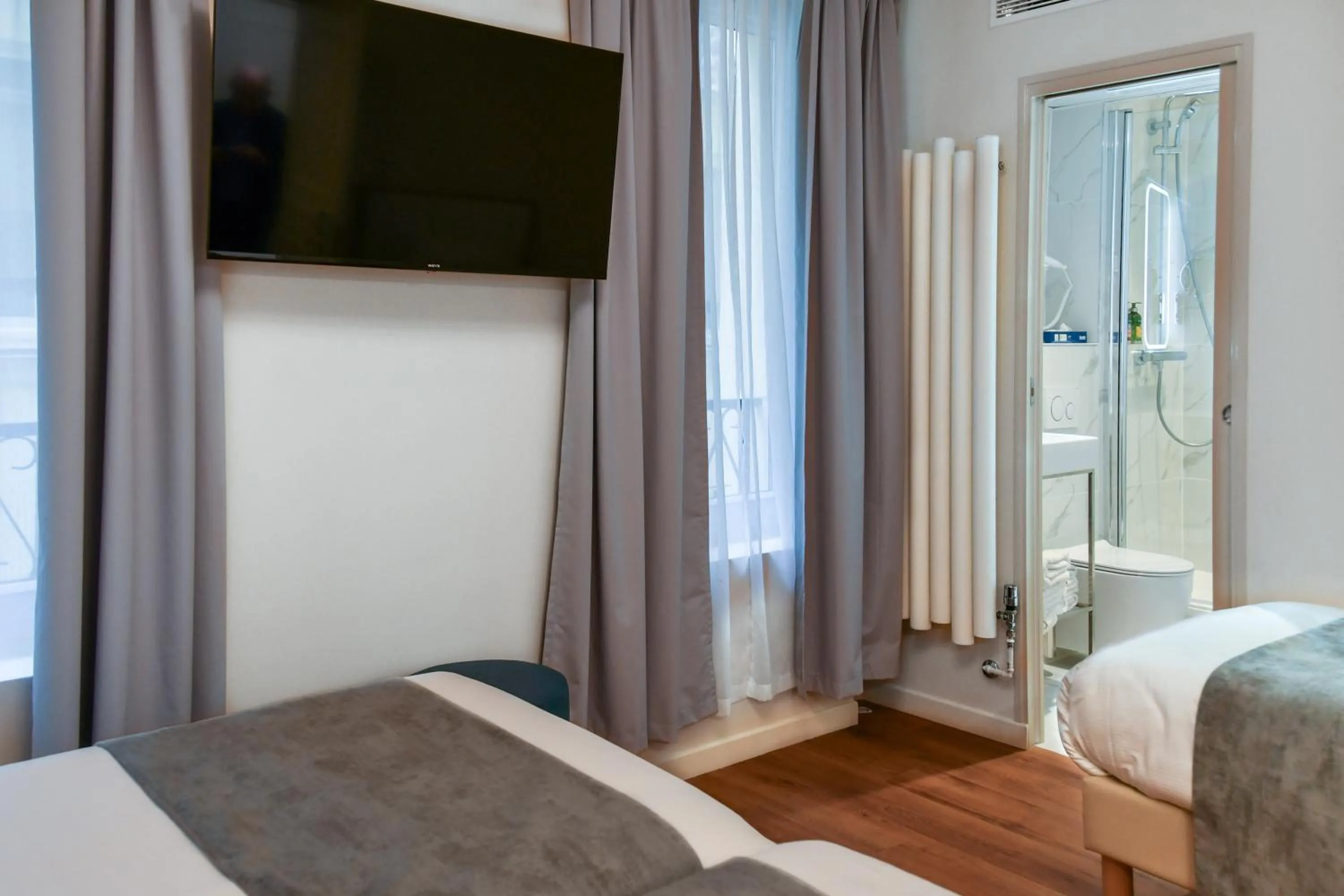 TV and multimedia, Bed in Hôtel des Deux Avenues