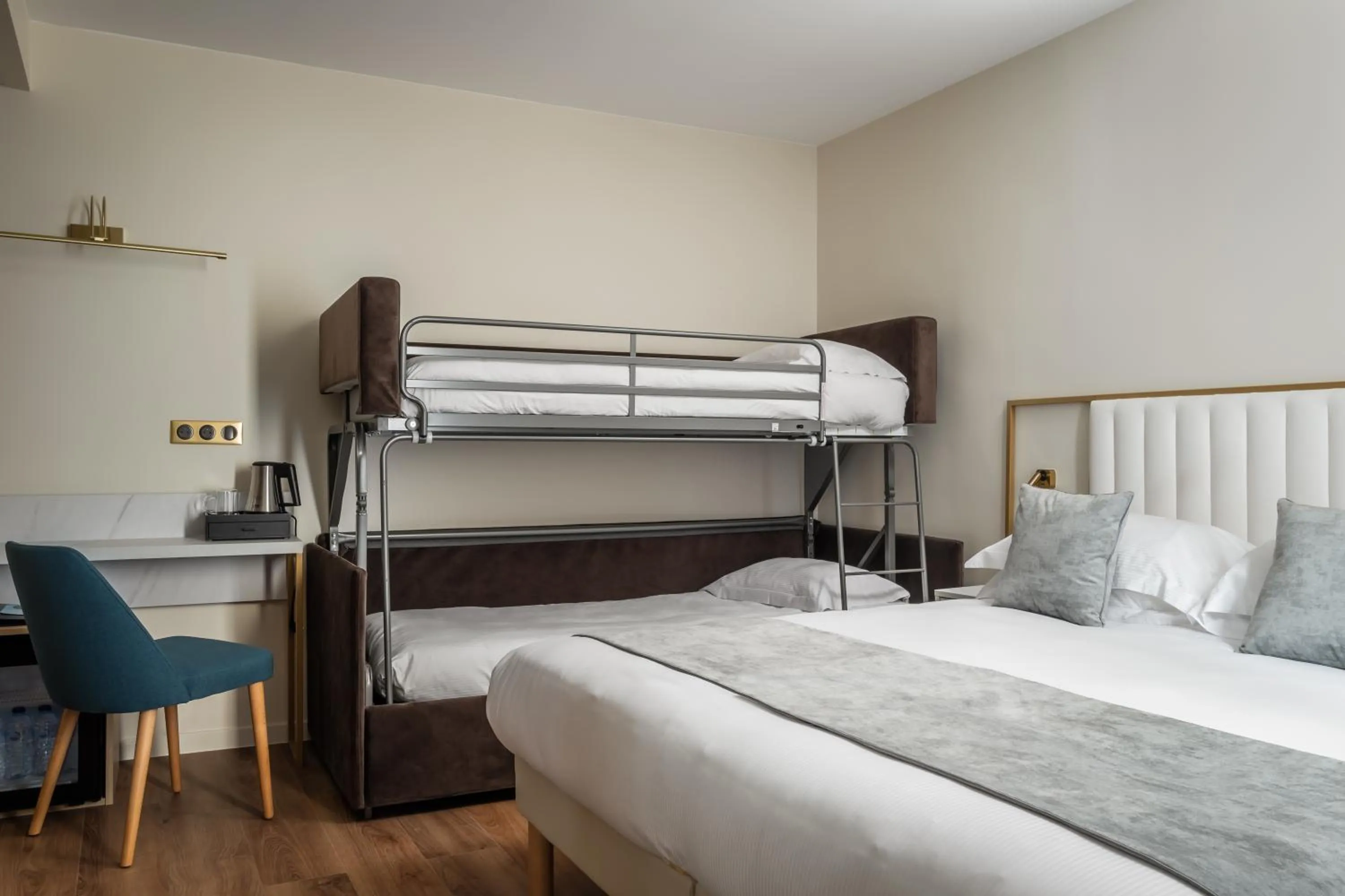 Bed in Hôtel des Deux Avenues