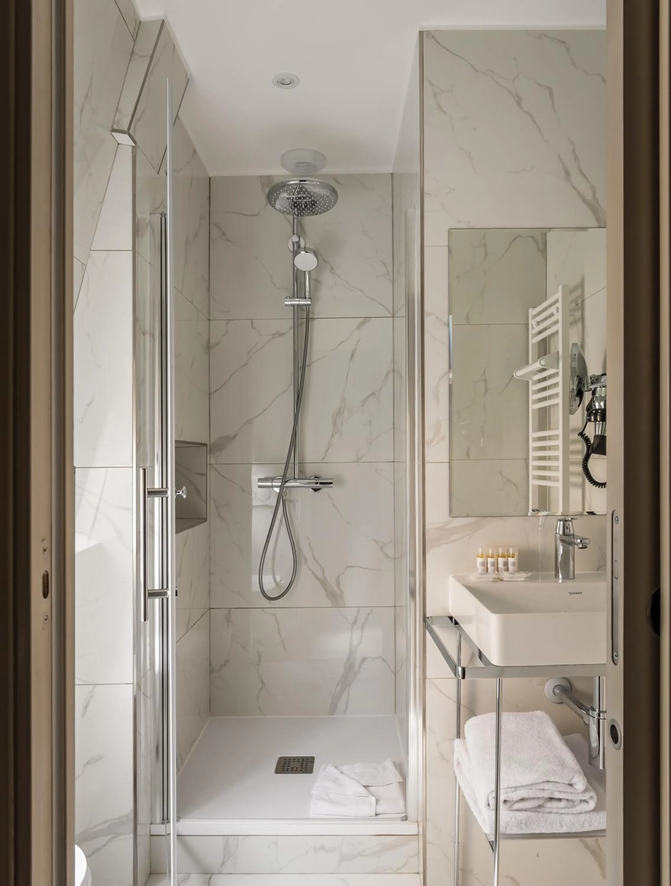 Bathroom in Hôtel des Deux Avenues