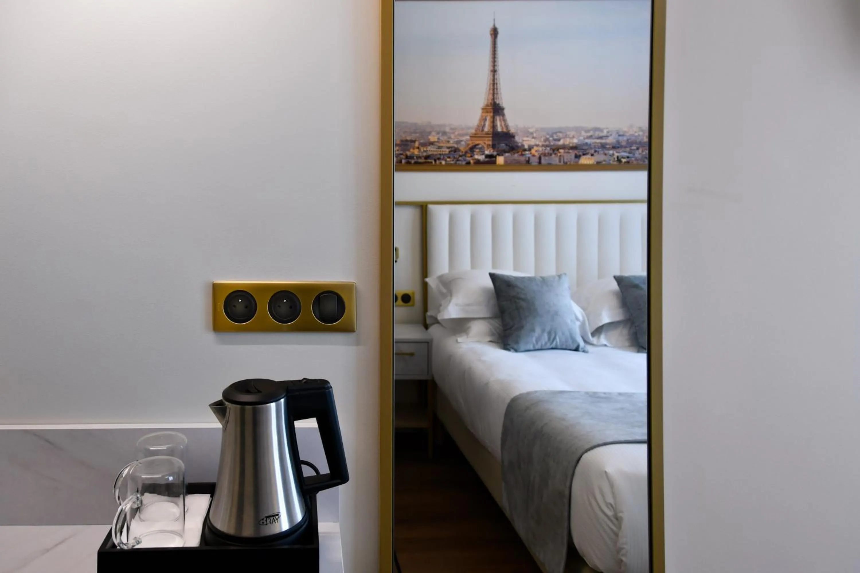 Coffee/tea facilities, Bed in Hôtel des Deux Avenues