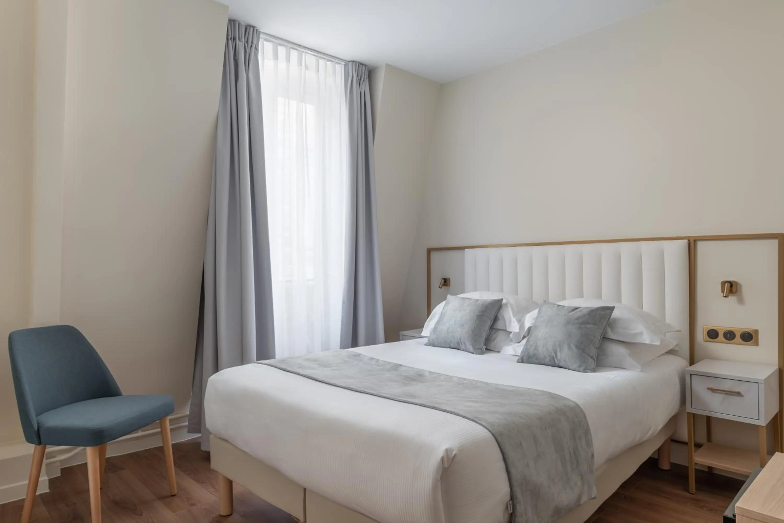 View (from property/room), Bed in Hôtel des Deux Avenues