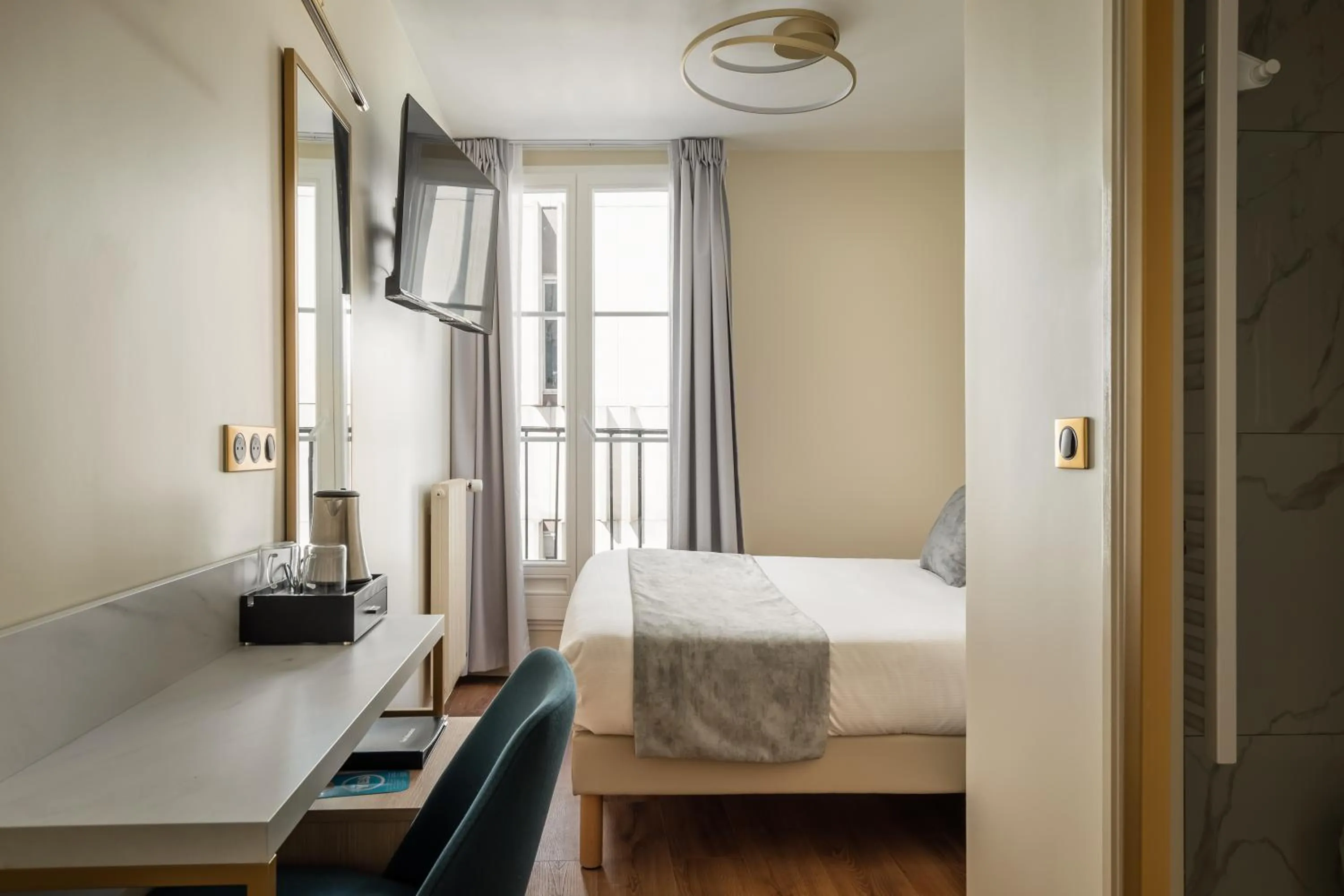 TV and multimedia, Bed in Hôtel des Deux Avenues