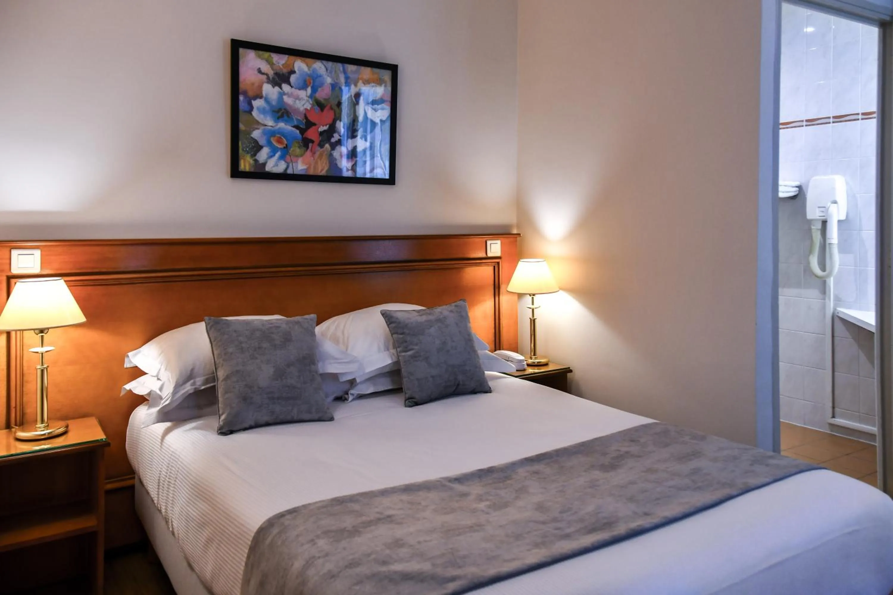 Bed in Hôtel des Deux Avenues