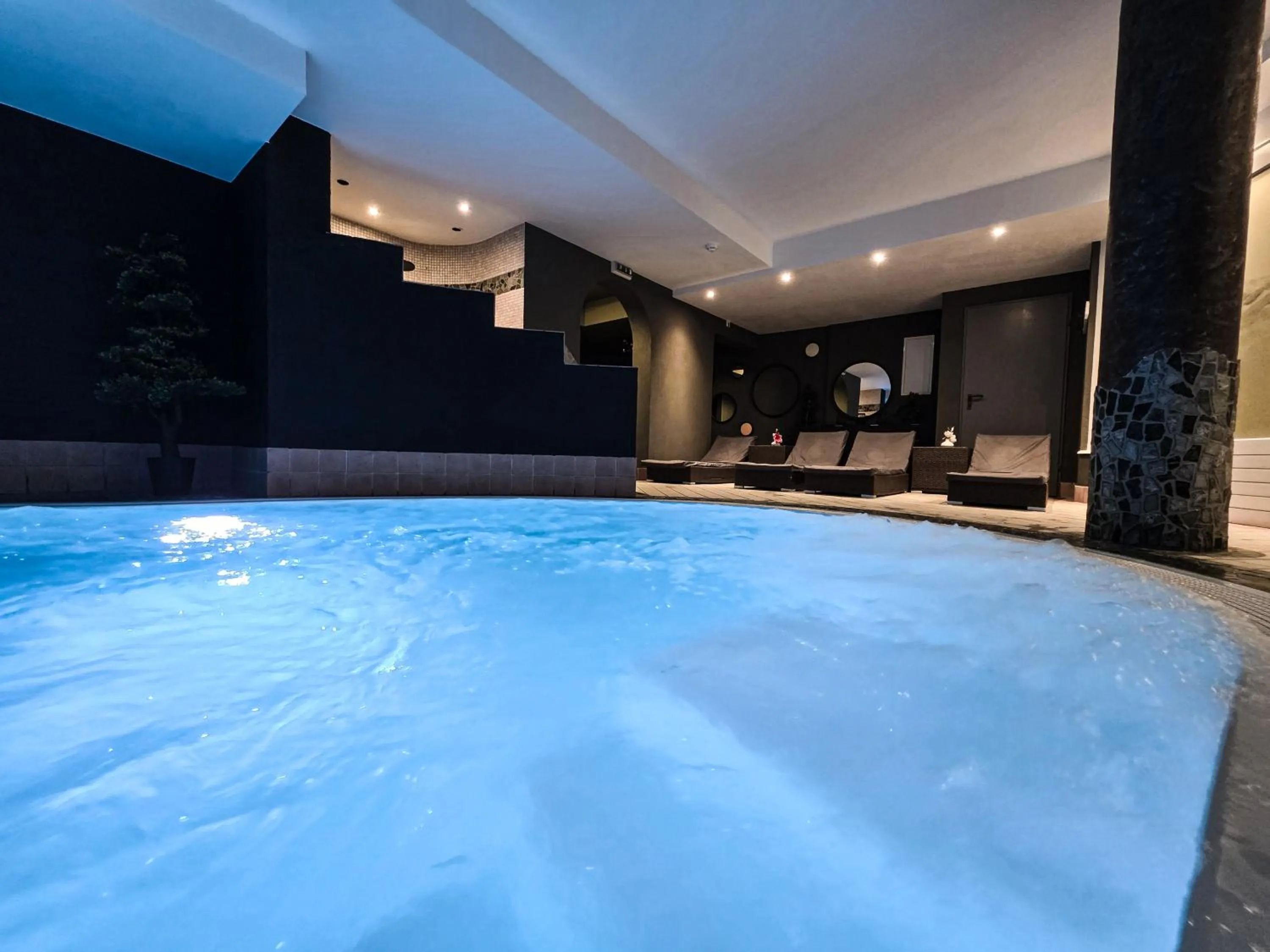 Swimming pool in Hotel Lärchenhof