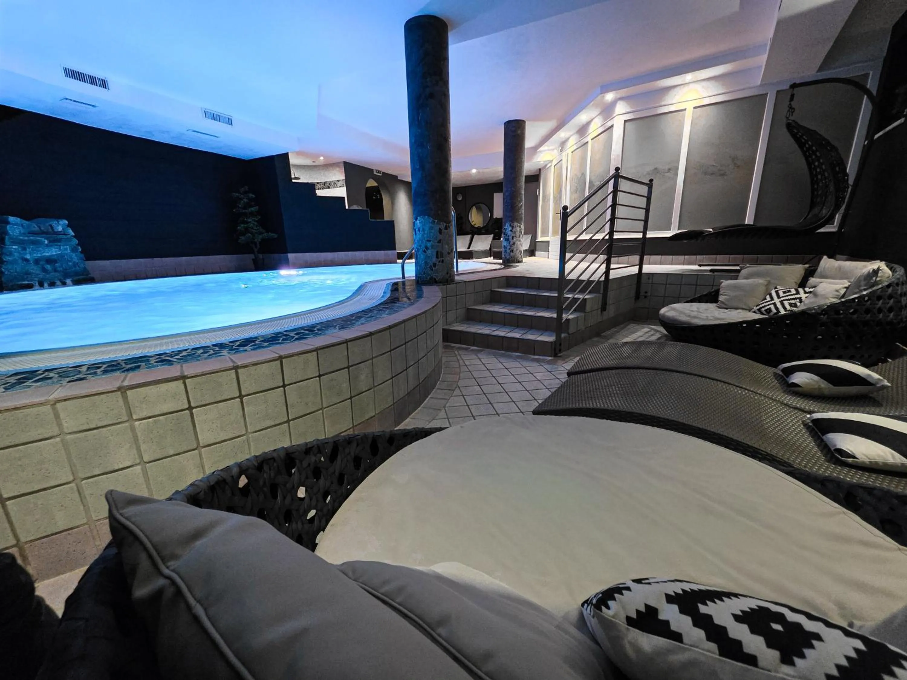 Swimming pool in Hotel Lärchenhof