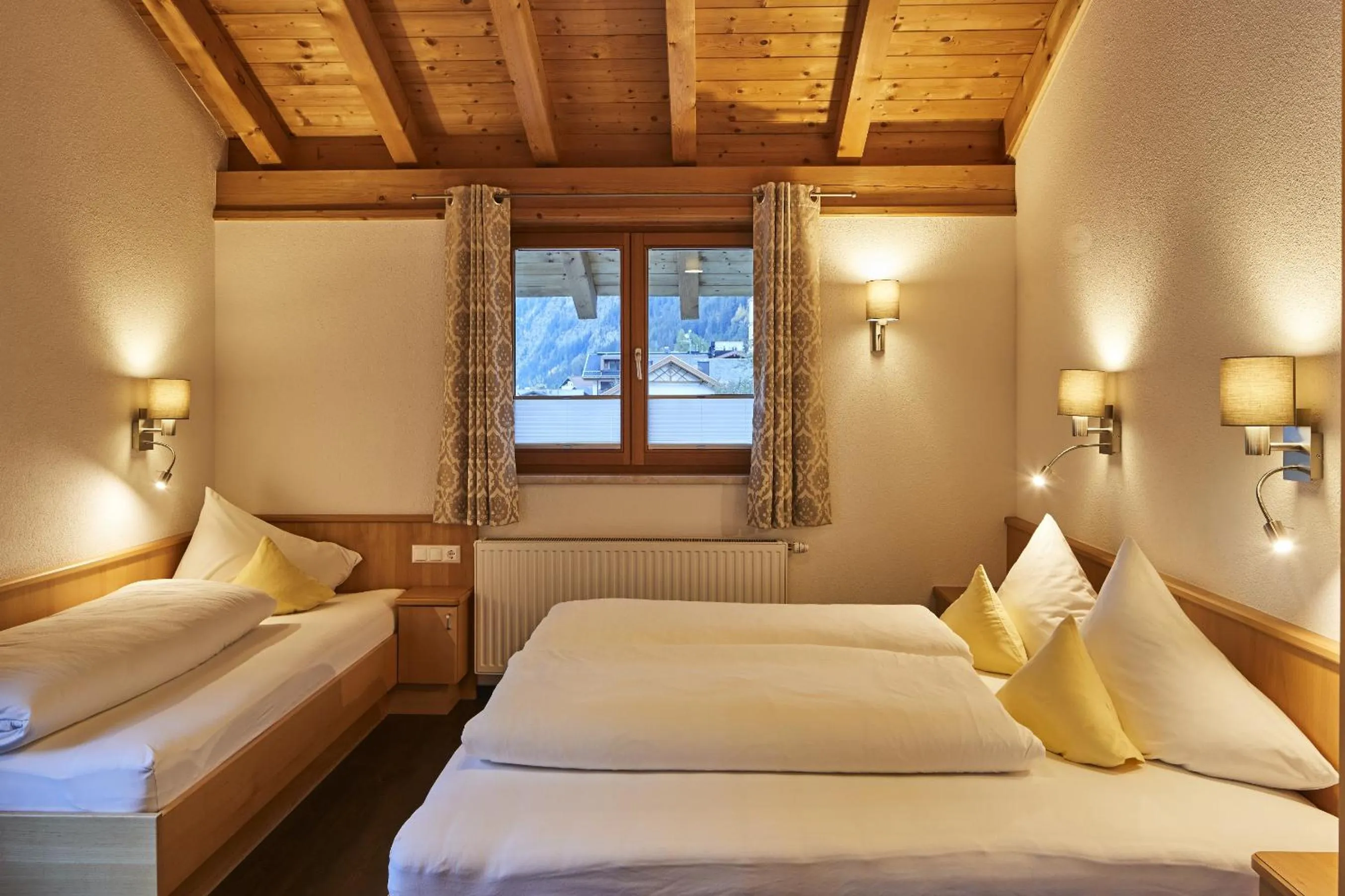 Bed in Tirolerhof - Appartementhaus