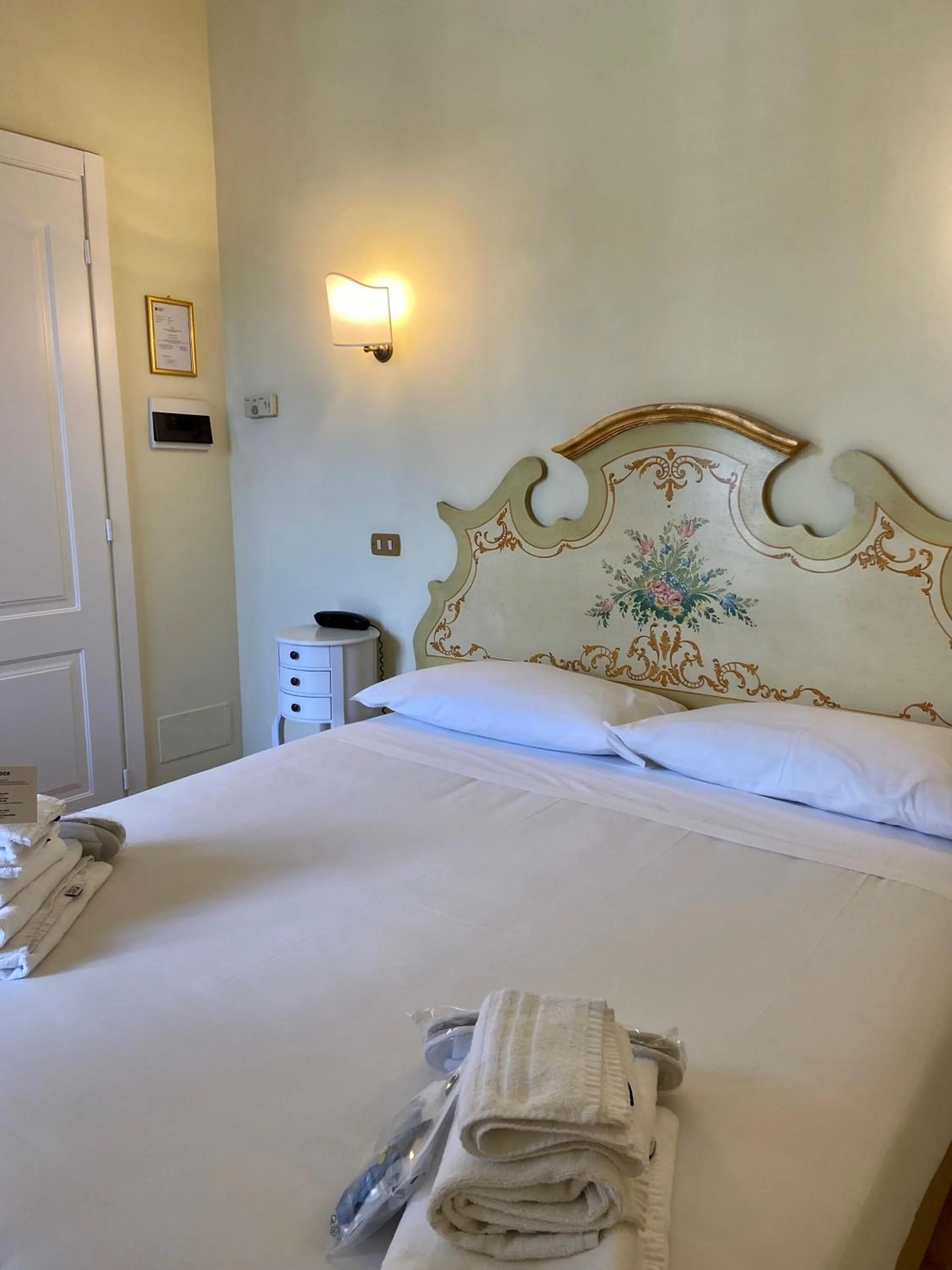 Photo of the whole room, Bed in Sourire Hotel