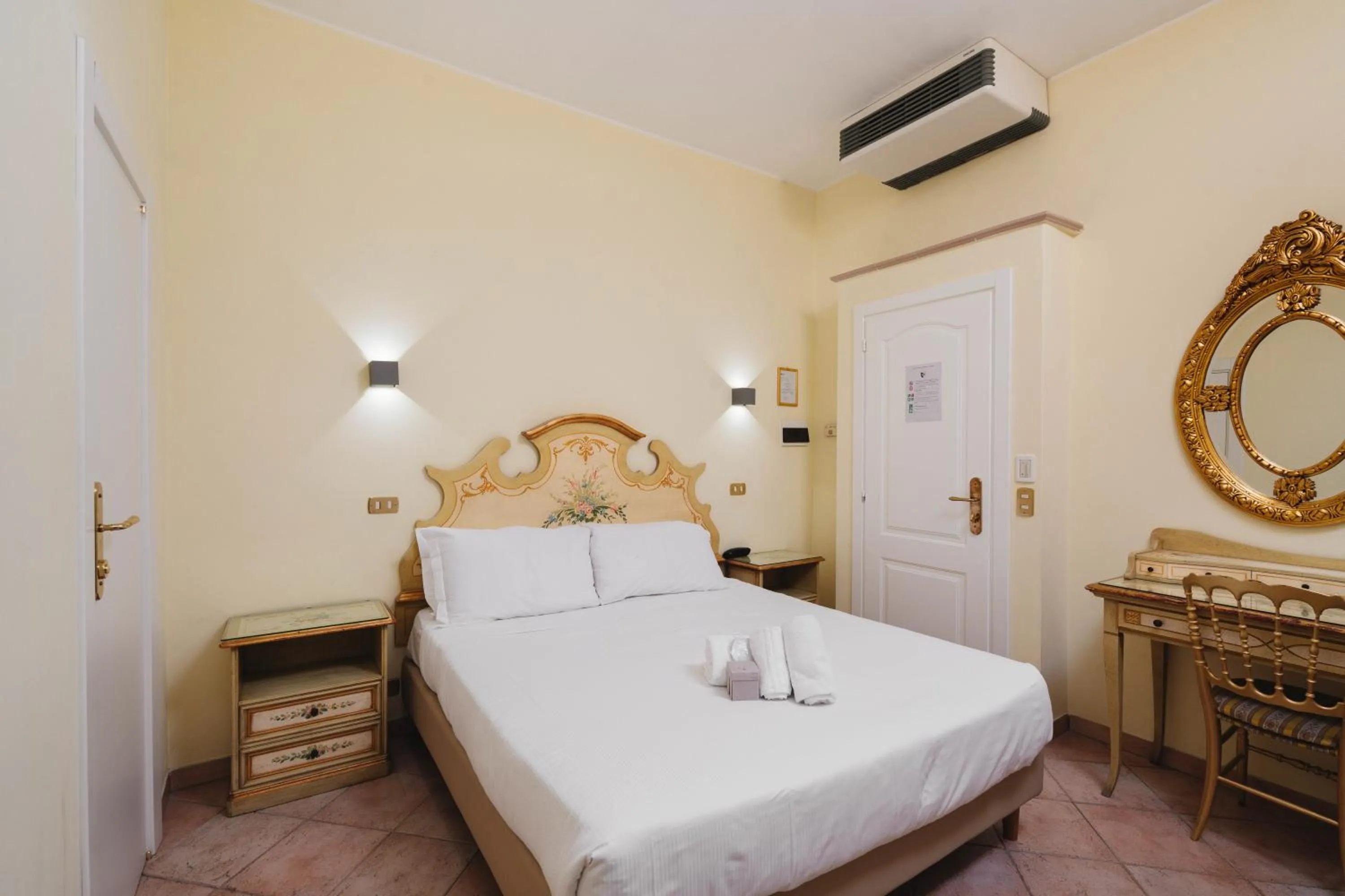 Bed in Sourire Hotel