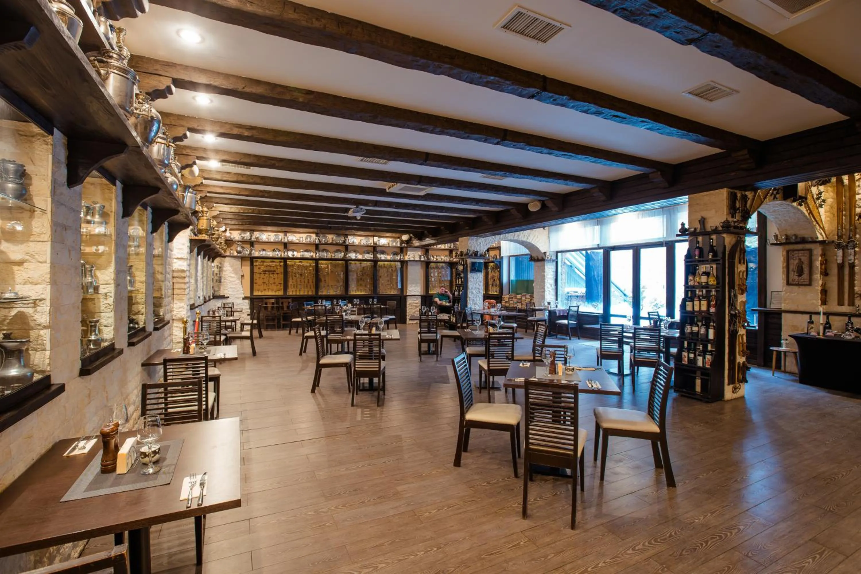 Restaurant/places to eat in Hotel Smart