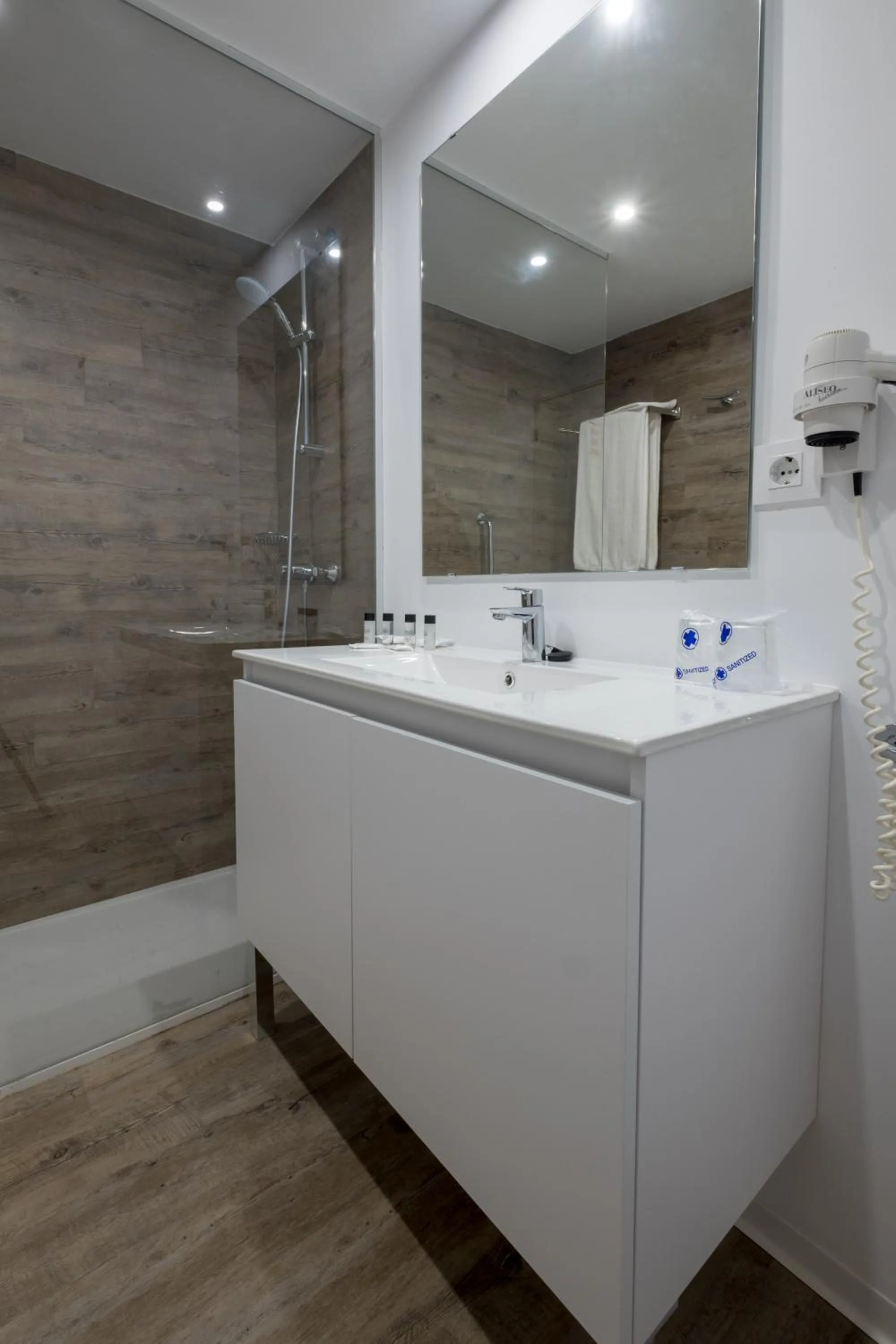 Shower in Aparthotel las Dunas