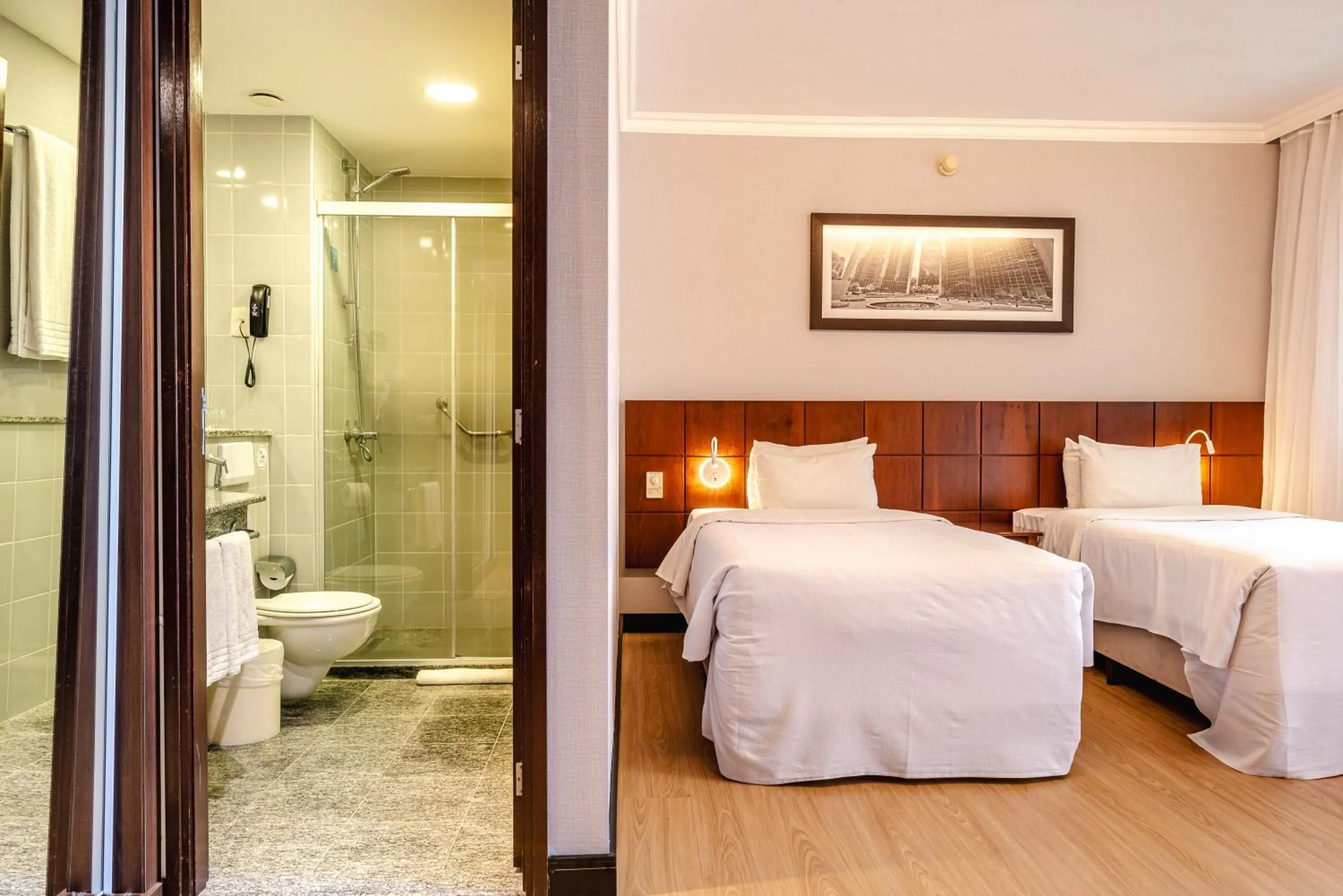 Shower, Bed in Blue Tree Premium Verbo Divino - Nações Unidas