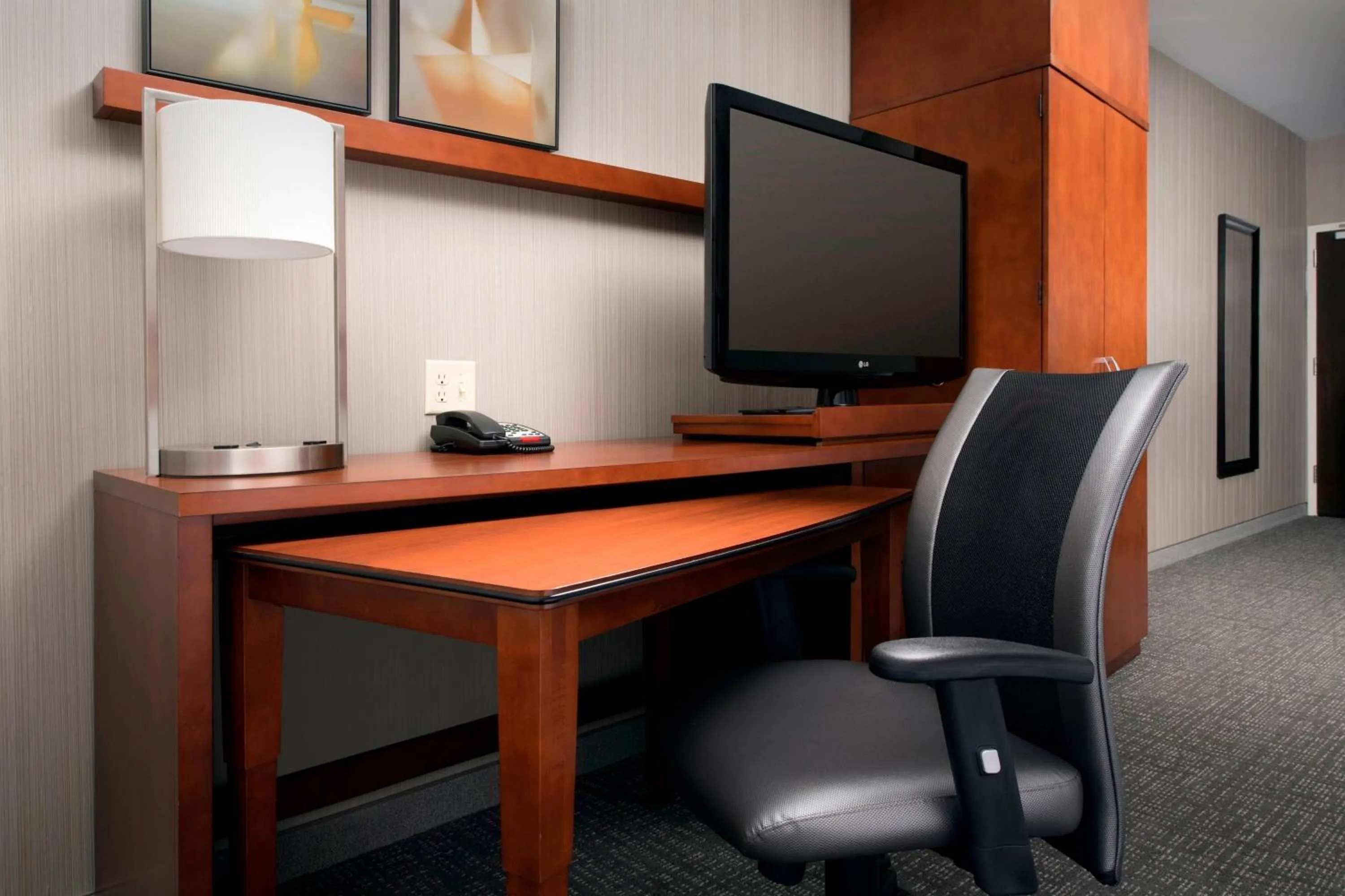 Photo of the whole room in Courtyard by Marriott Tyler