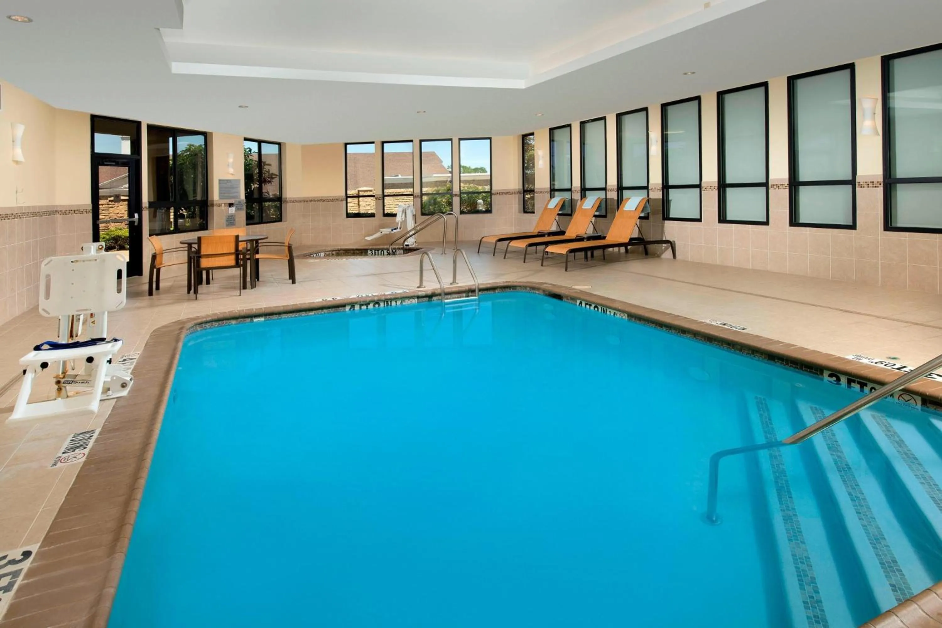 Swimming pool in Courtyard by Marriott Tyler