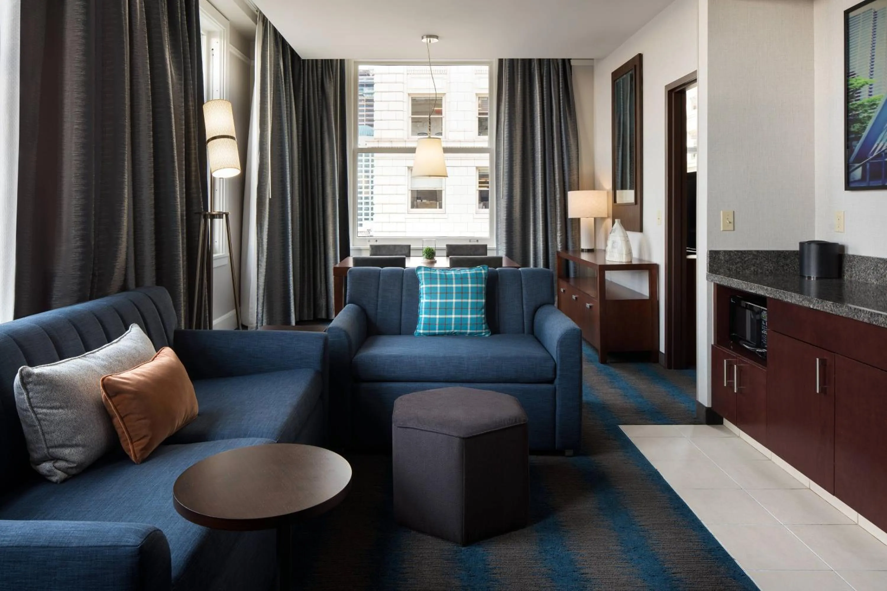 Living room in Courtyard Seattle Downtown / Pioneer Square