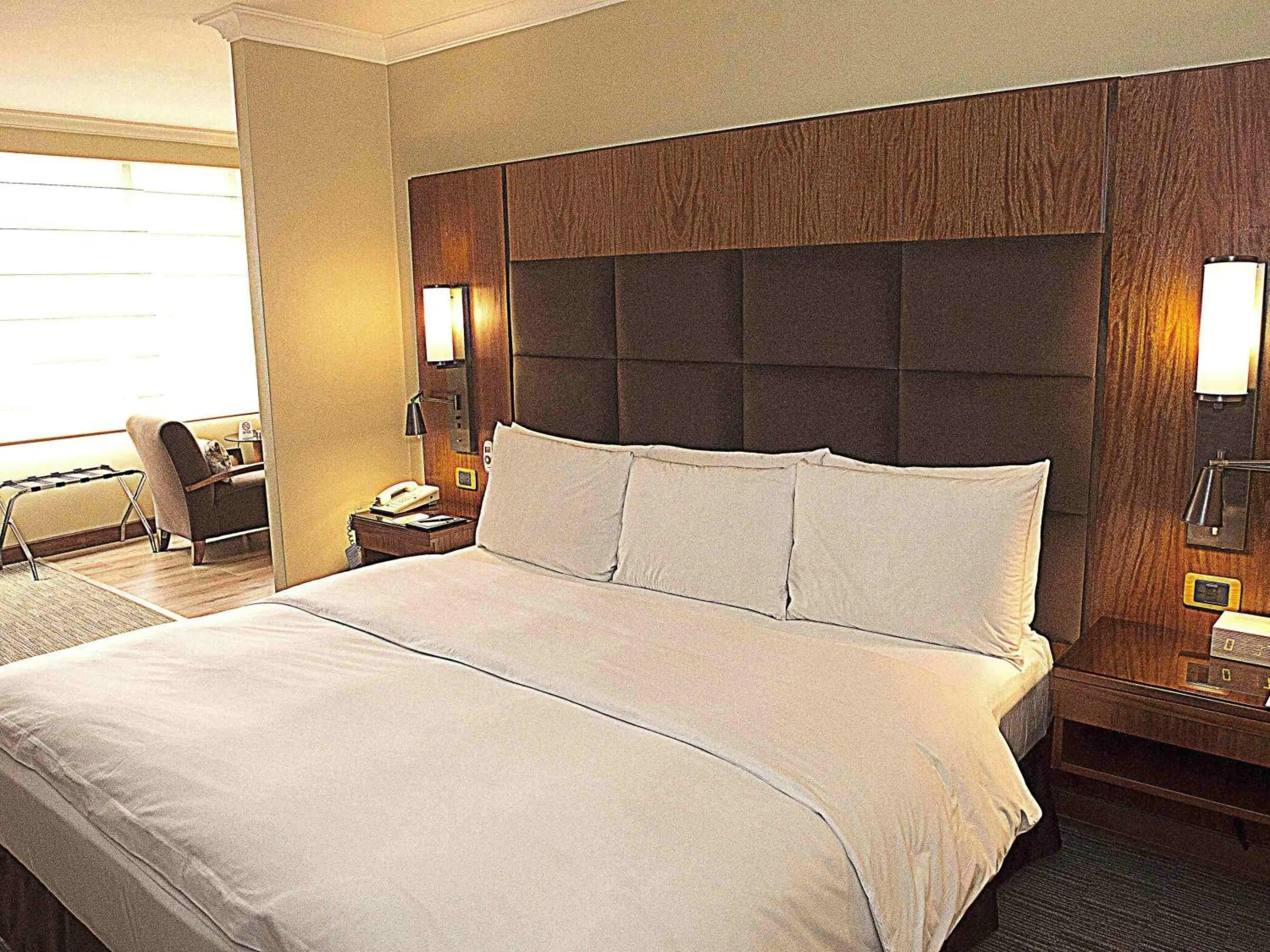 Bedroom, Bed in Swissotel Quito