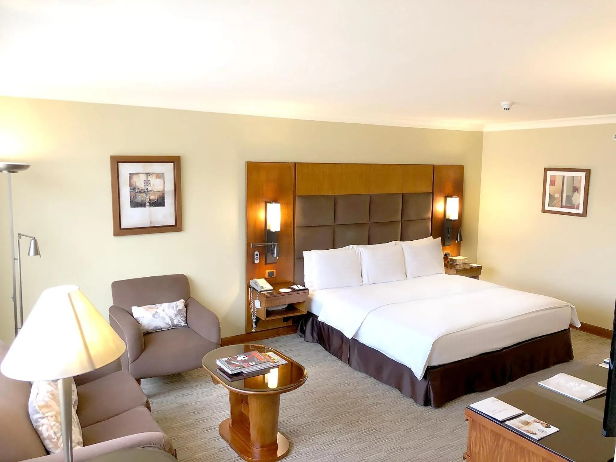 Photo of the whole room, Bed in Swissotel Quito