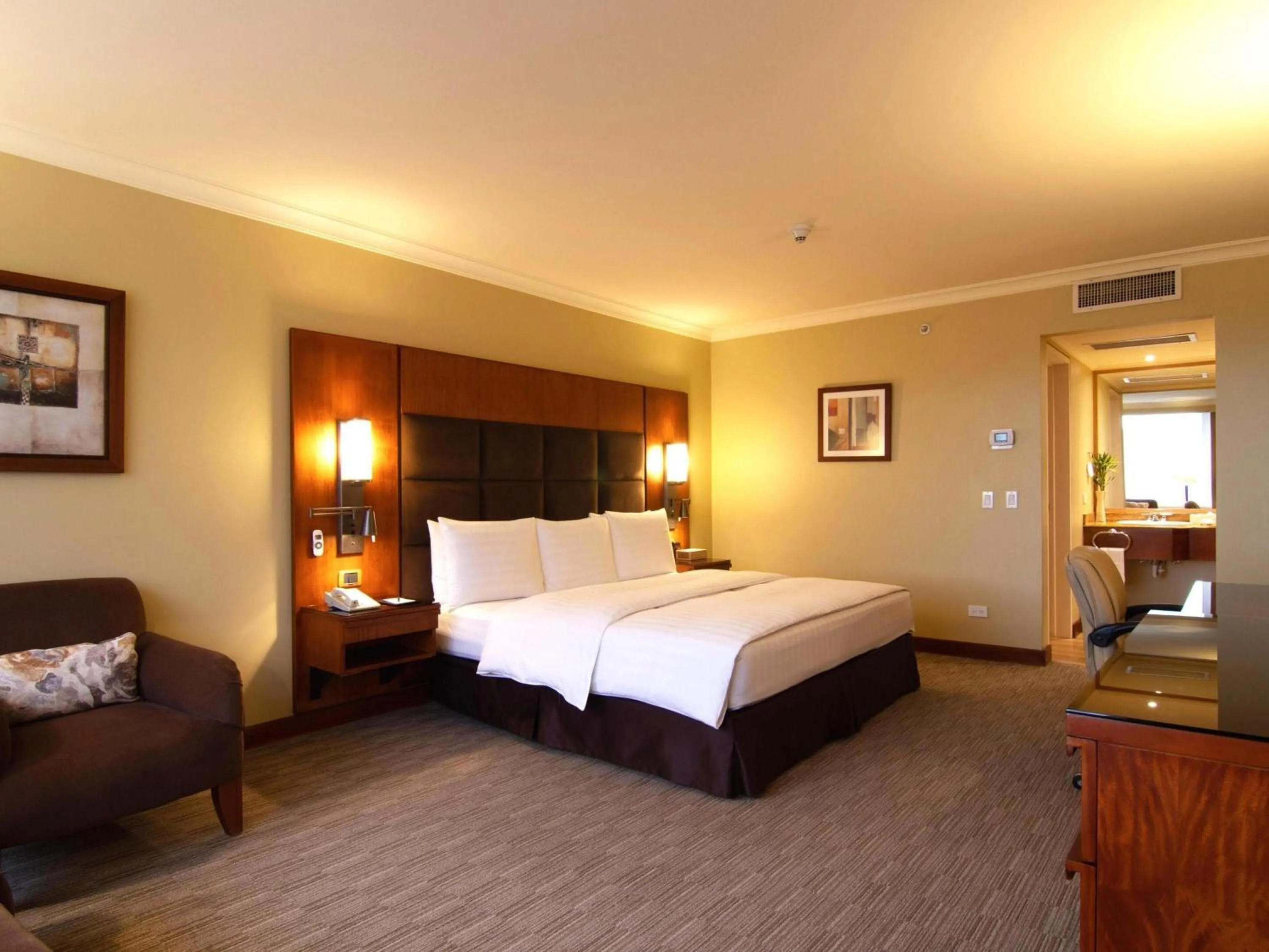 Bedroom, Bed in Swissotel Quito