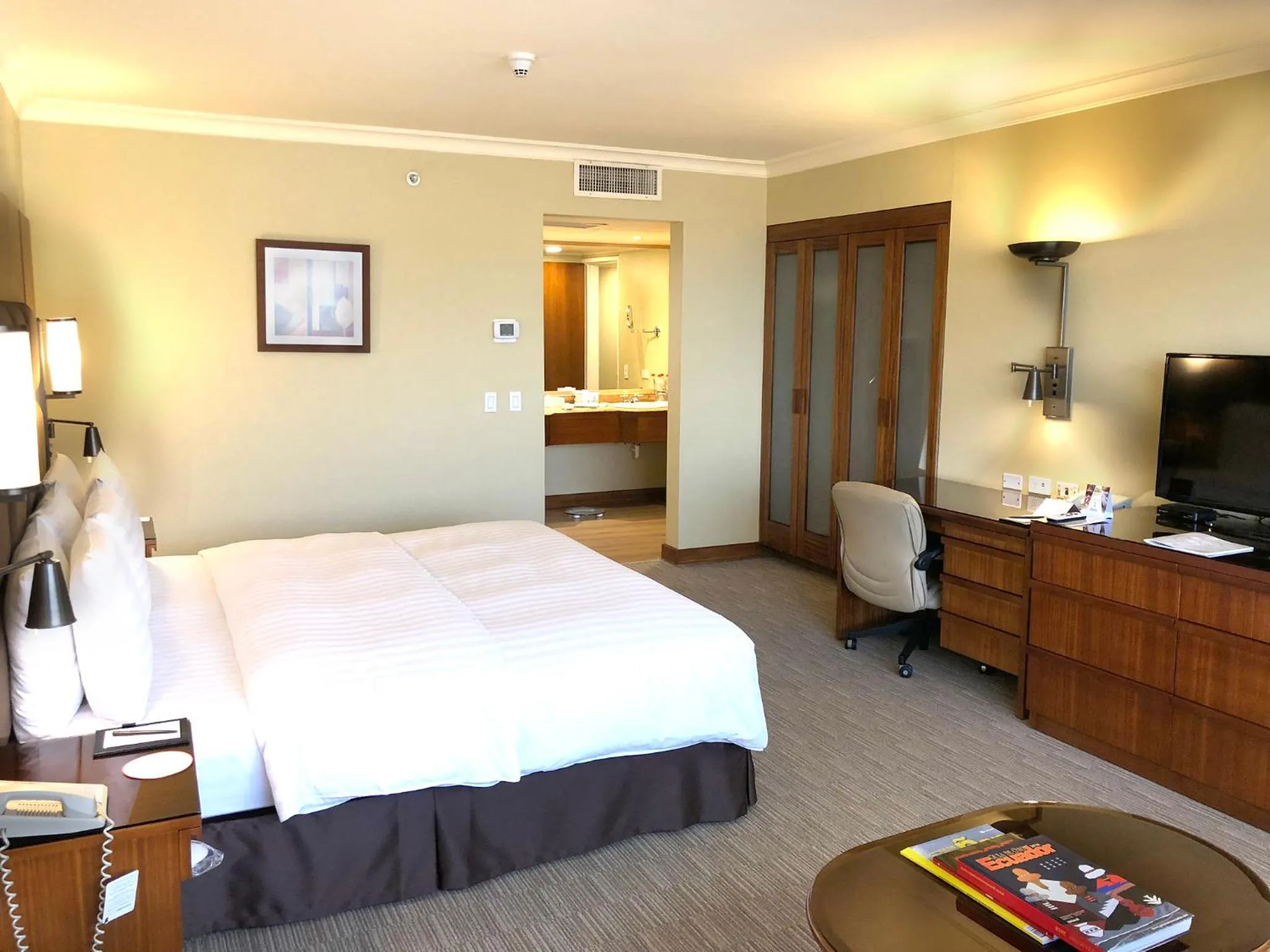 Photo of the whole room, Bed in Swissotel Quito