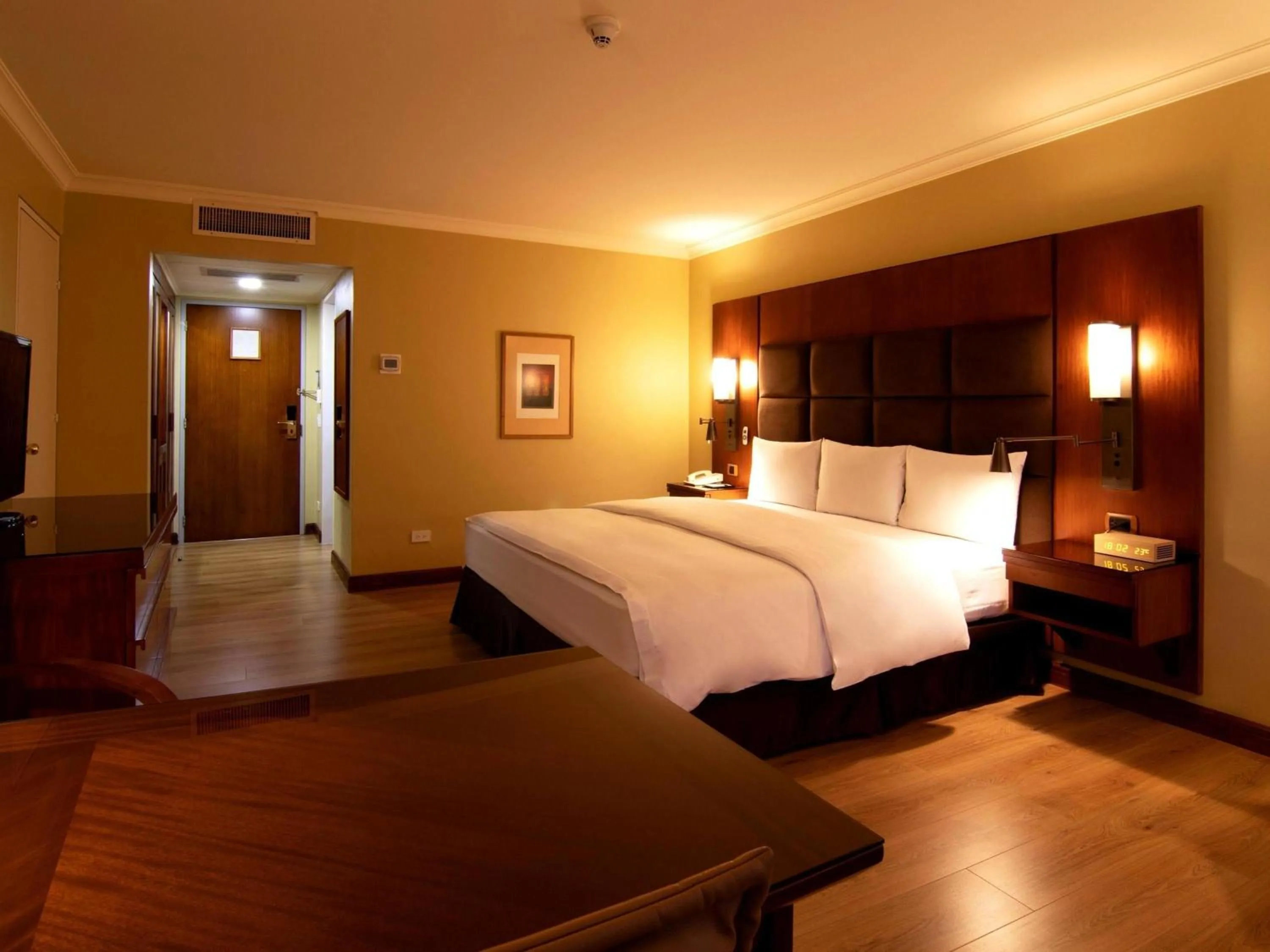 Bedroom, Bed in Swissotel Quito