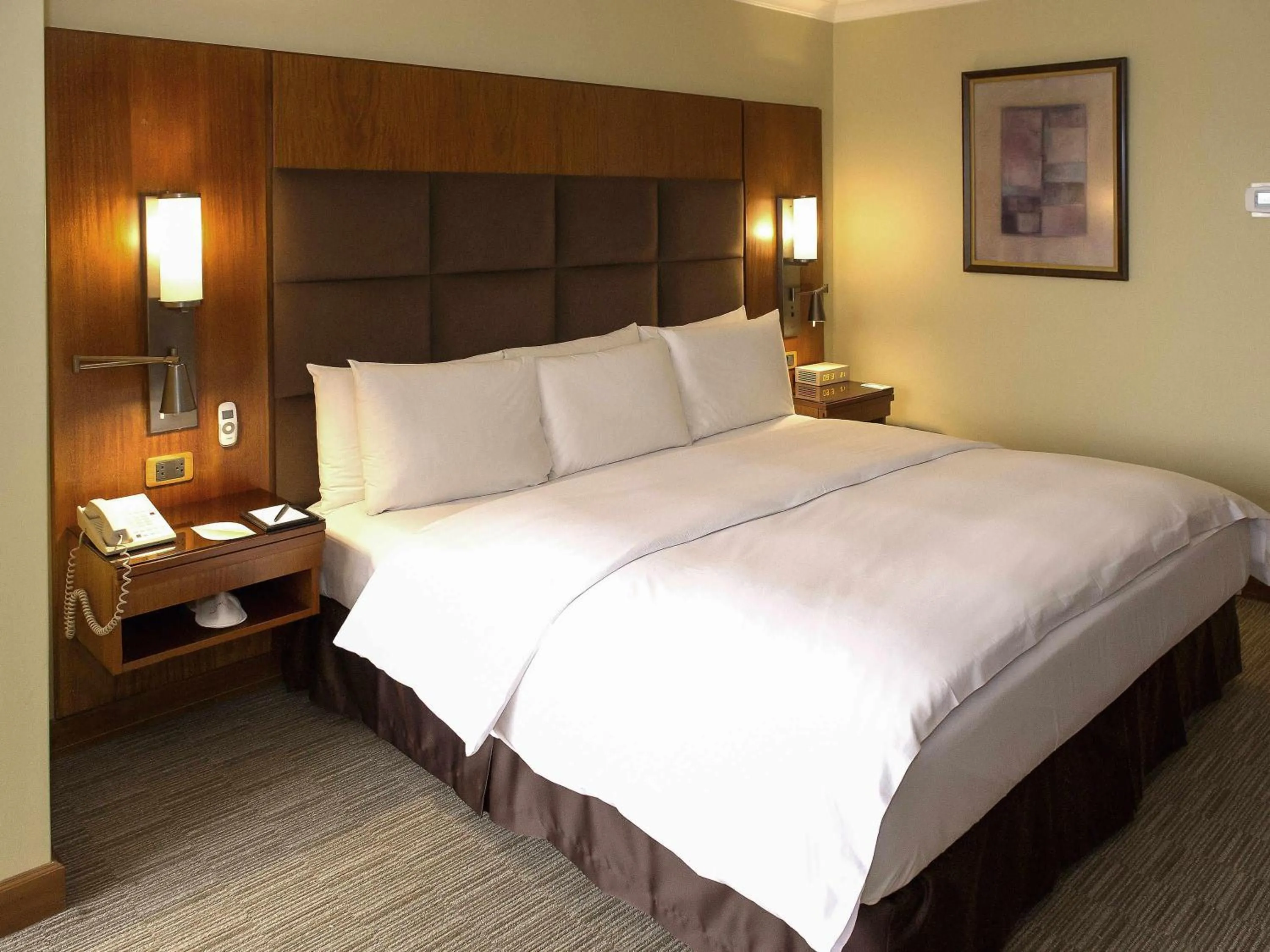 Bedroom, Bed in Swissotel Quito