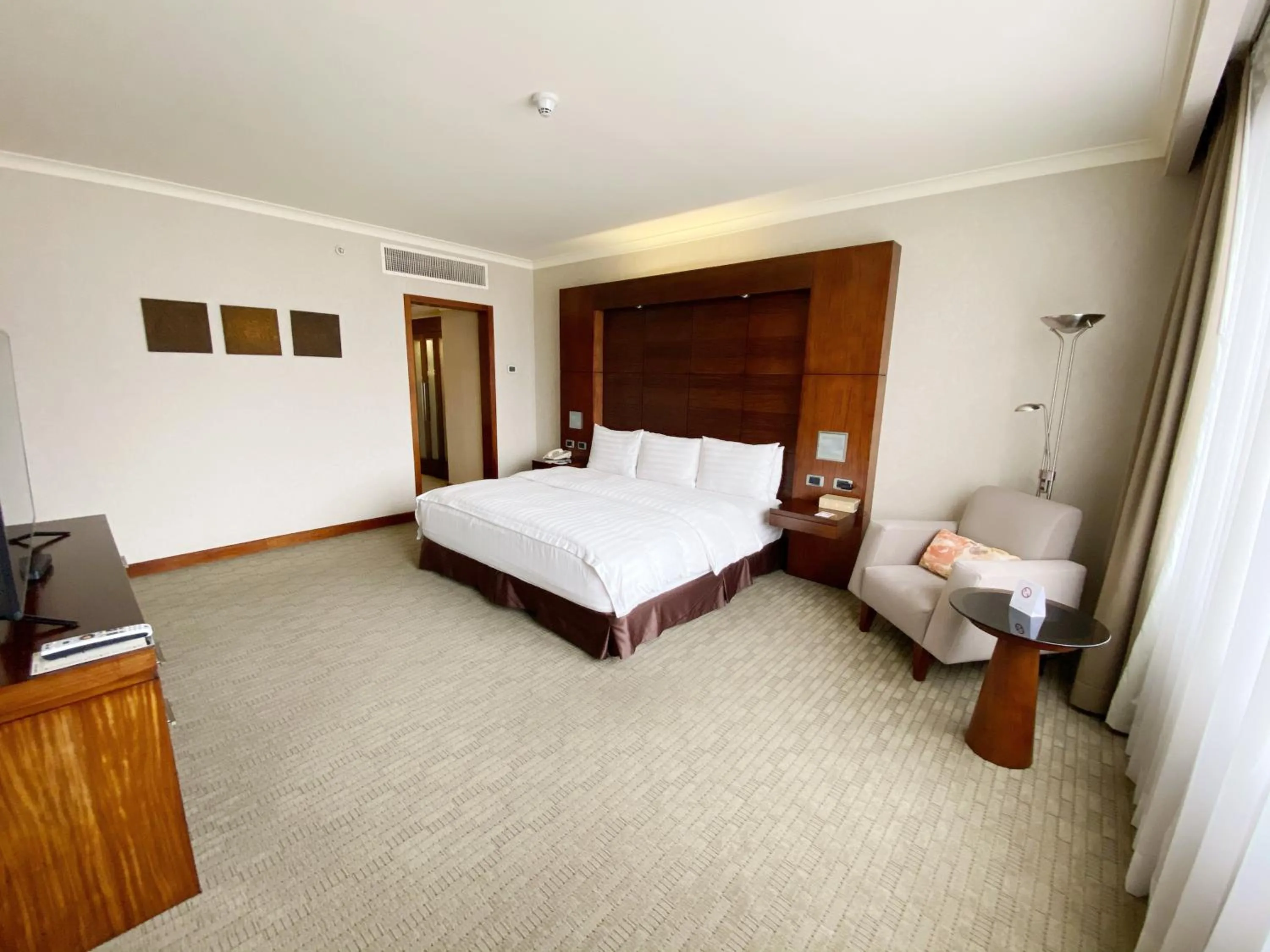 Bedroom, Bed in Swissotel Quito