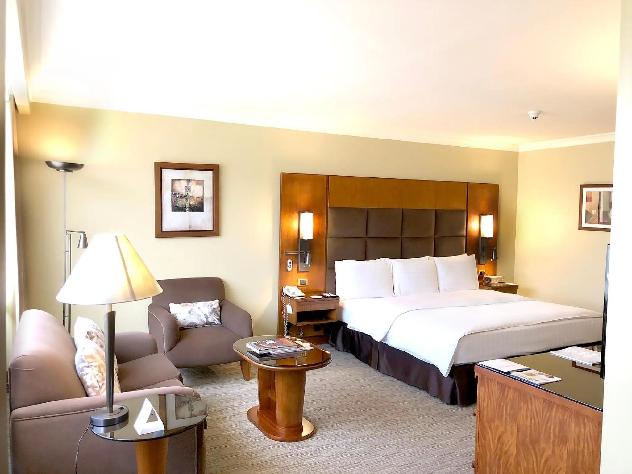 Photo of the whole room, Bed in Swissotel Quito