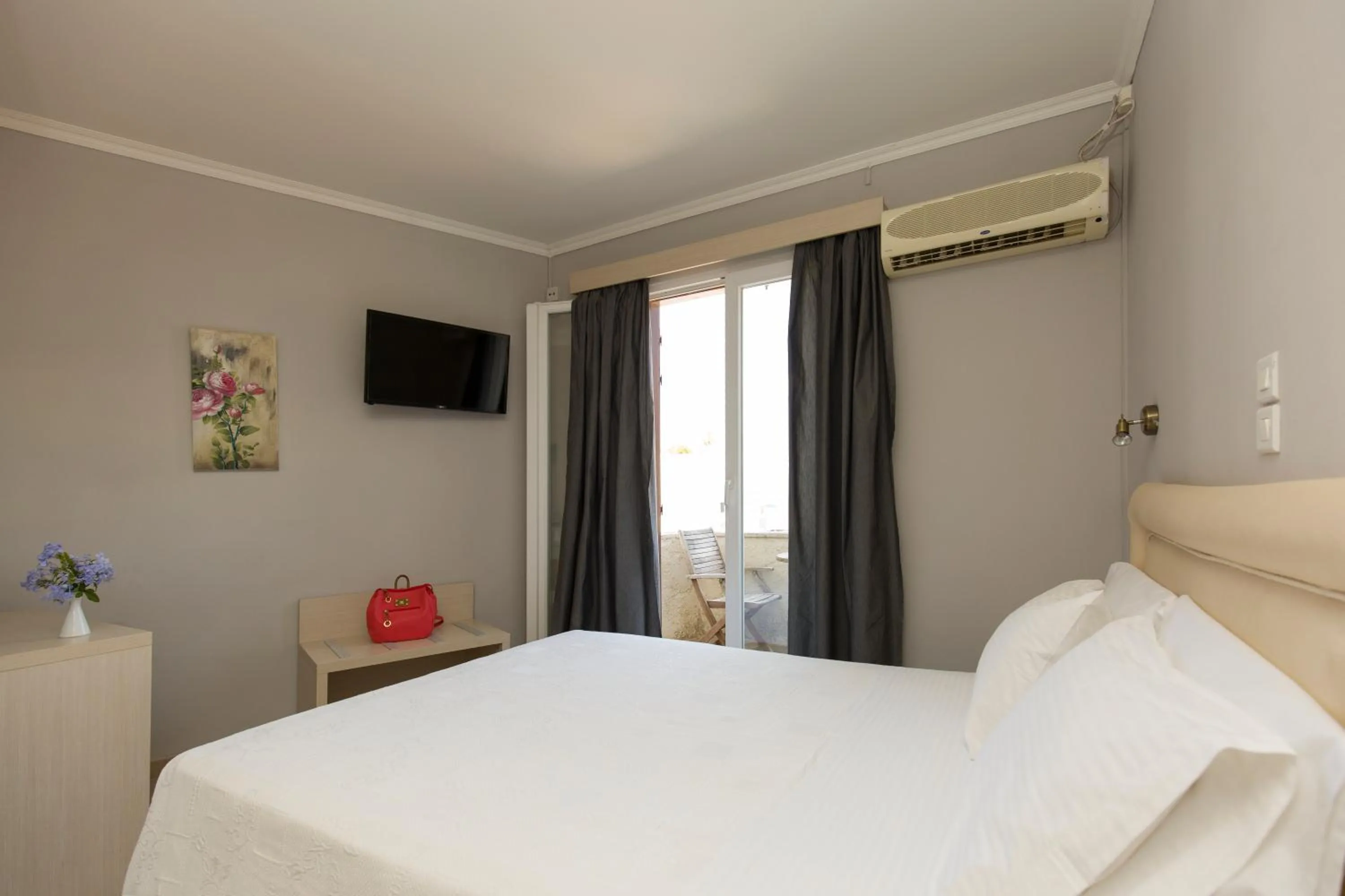 Bedroom, Bed in Virginia Hotel