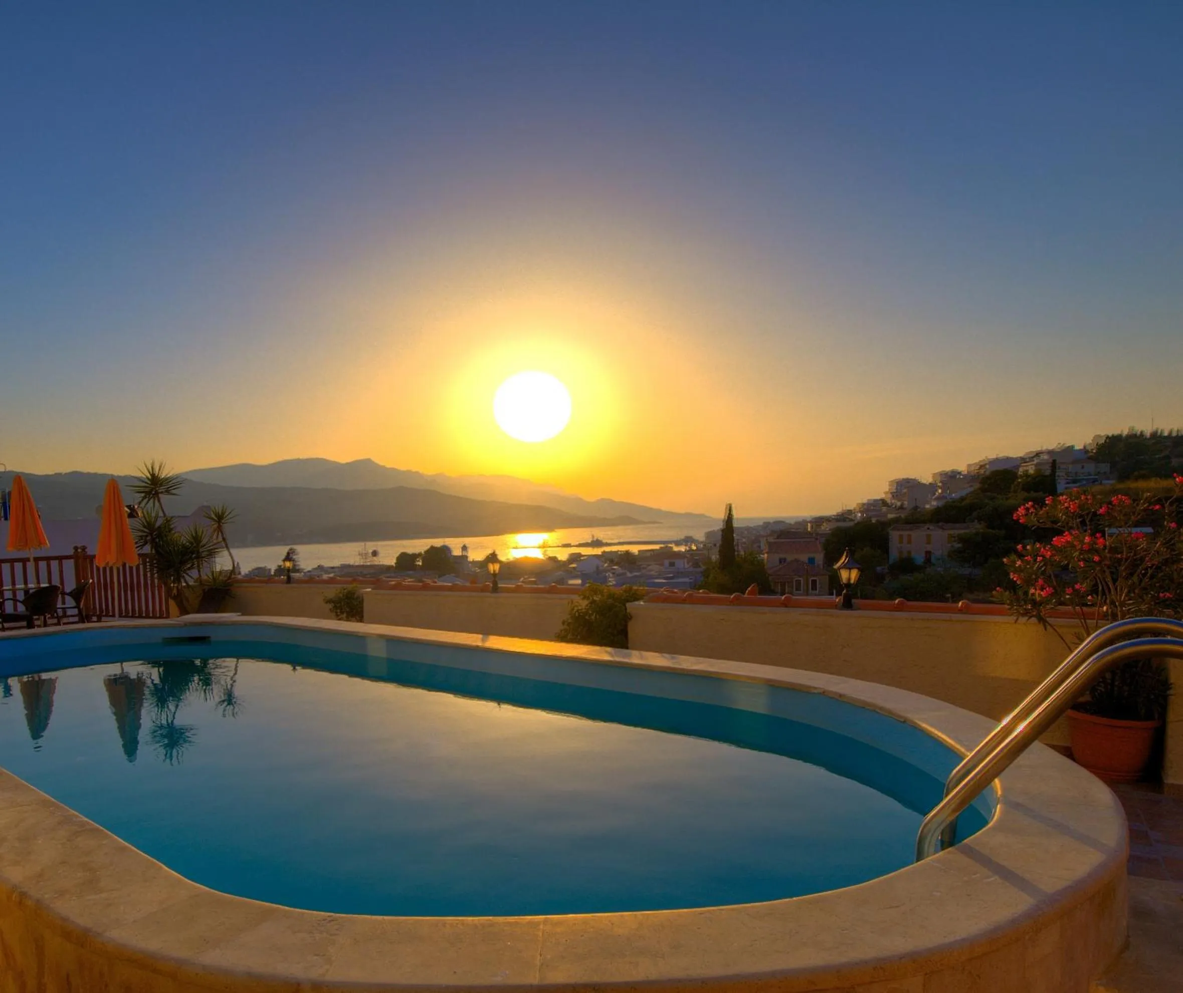 Swimming pool in Virginia Hotel