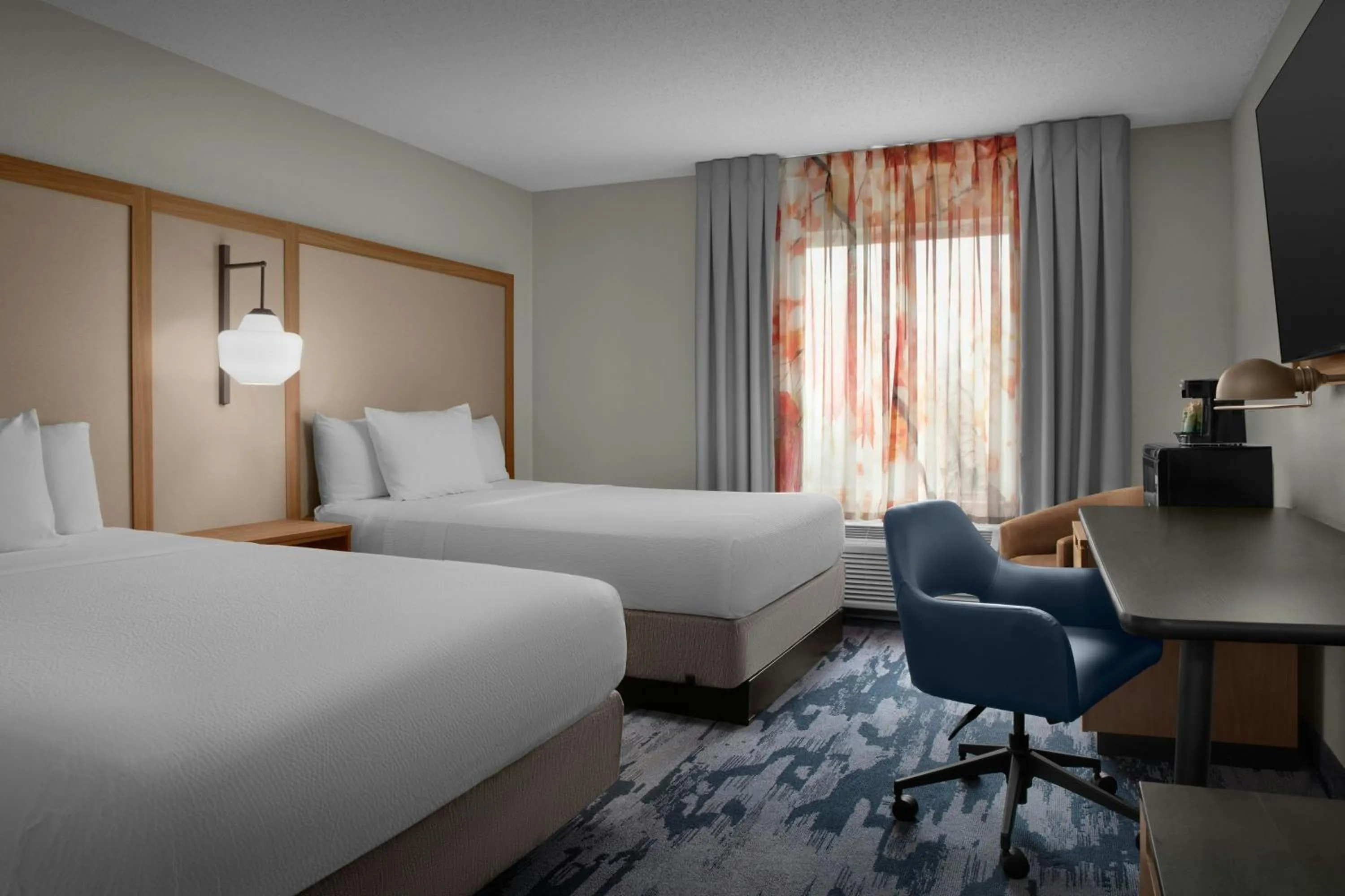 Photo of the whole room, Bed in Fairfield Inn & Suites by Marriott Rogers