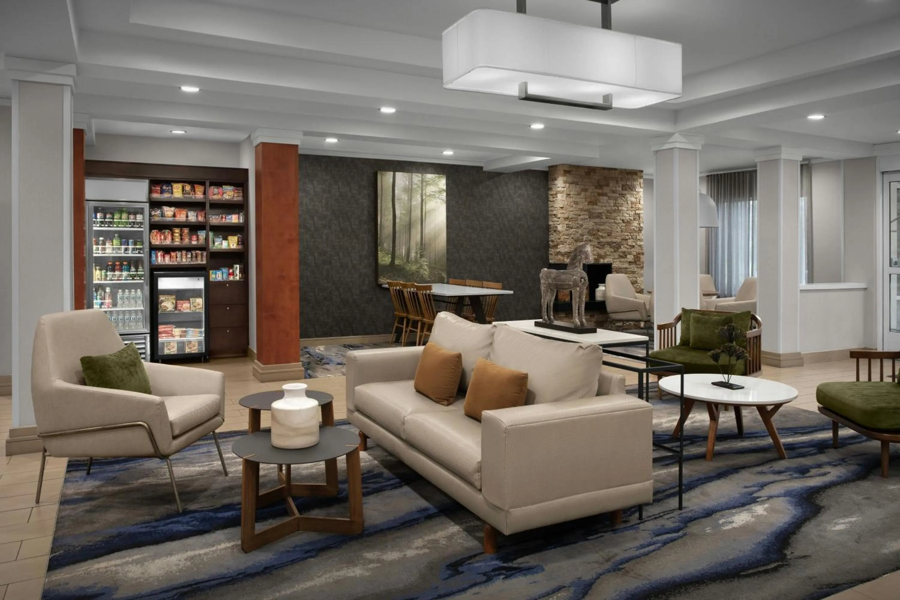 Lobby or reception in Fairfield Inn & Suites by Marriott Rogers