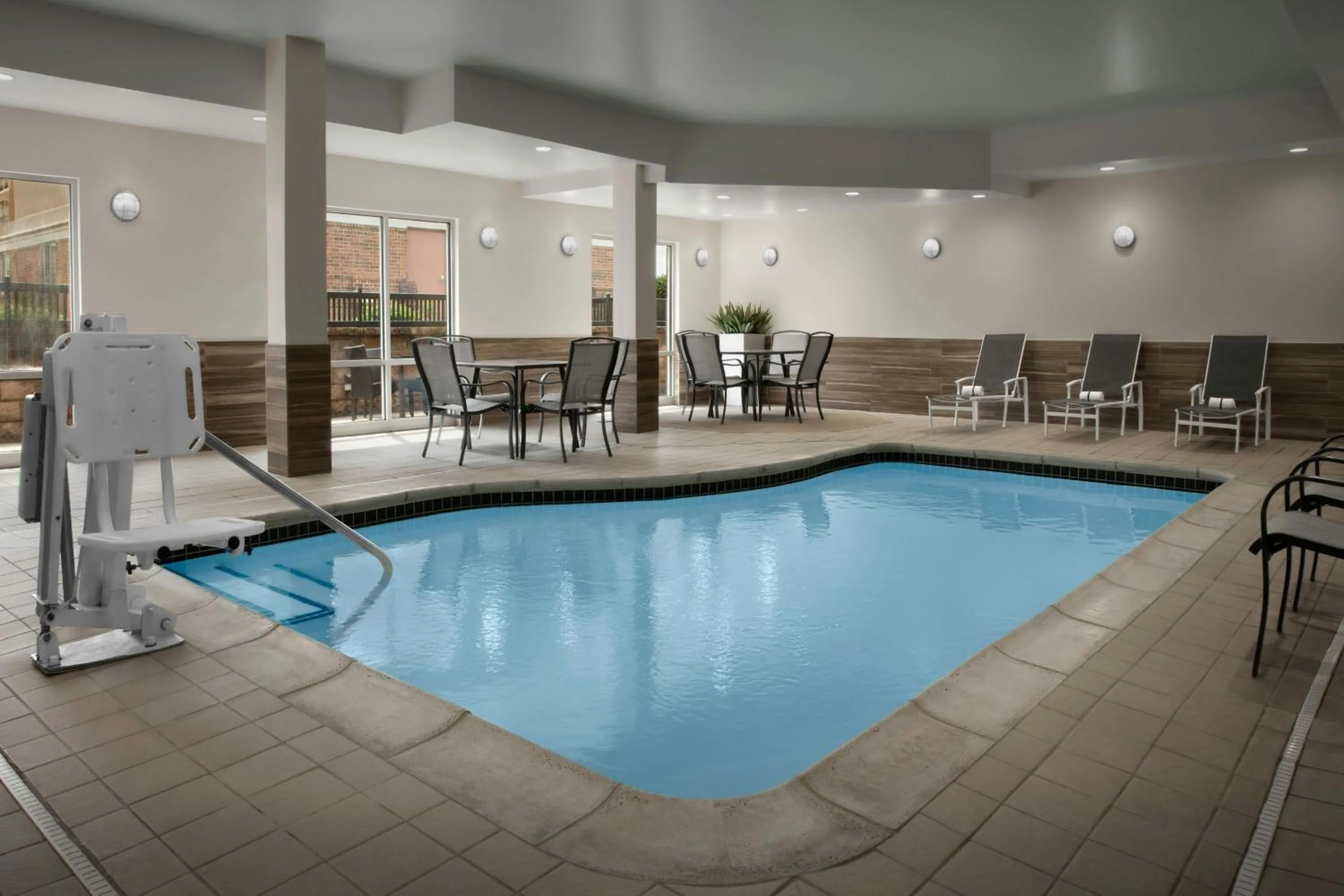 Swimming pool in Fairfield Inn & Suites by Marriott Rogers