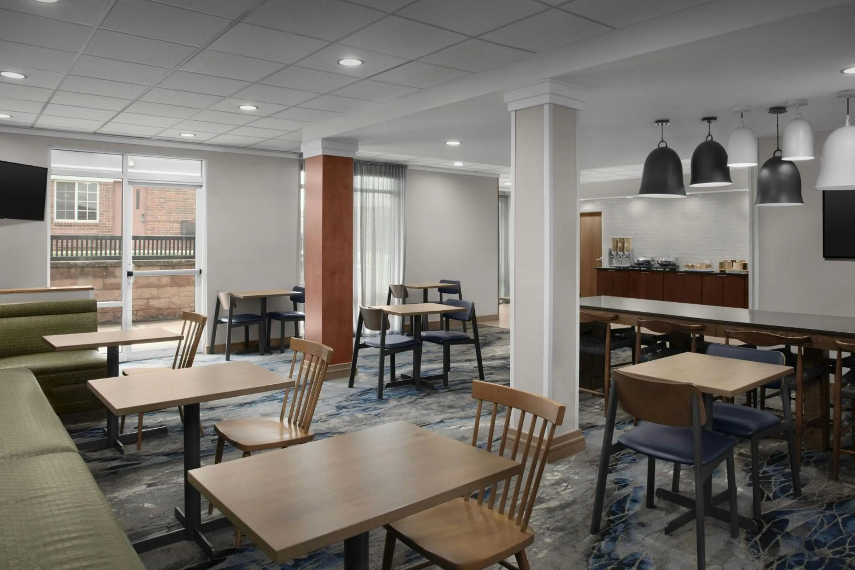 Breakfast in Fairfield Inn & Suites by Marriott Rogers